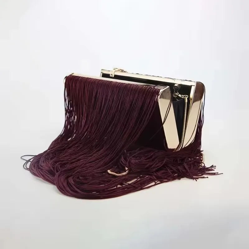 Clutch Burdeos: Estilos, Materiales y Consejos