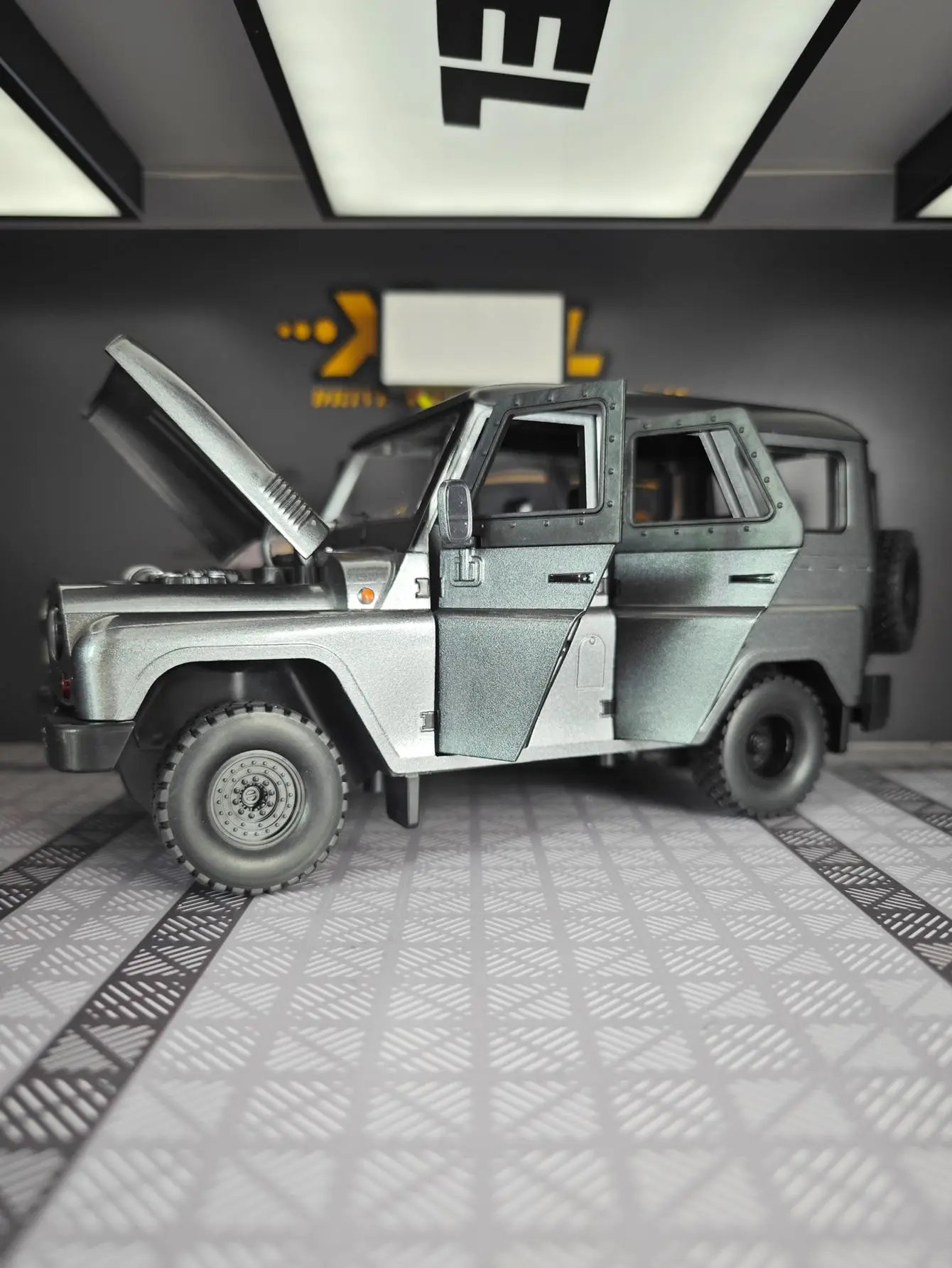 

1:18 Hard-core jeep alloy off-road vehicle model car ornaments steering shock-proof acousto-optic children's toys