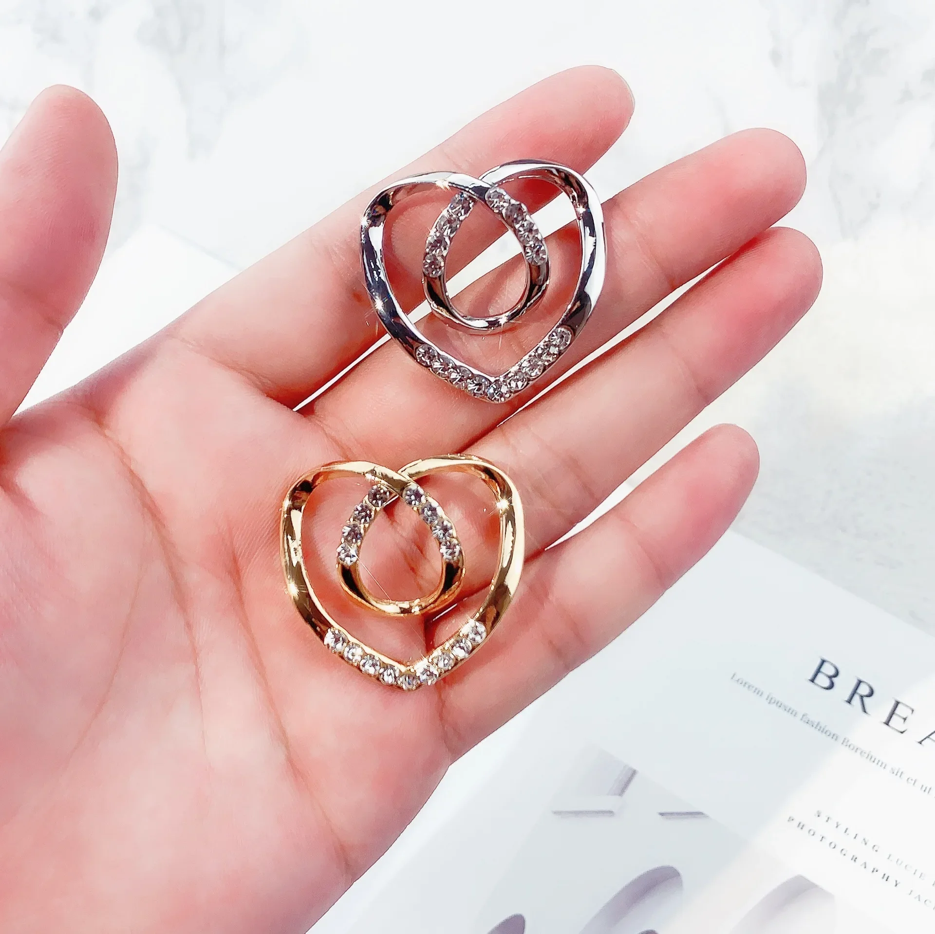 Rhinestone Double Heart Scarf Clip for Women, Fashion Clothes Hem Knot Buckle, Anti-Slip Silk Scarf Ring Poncho Holder