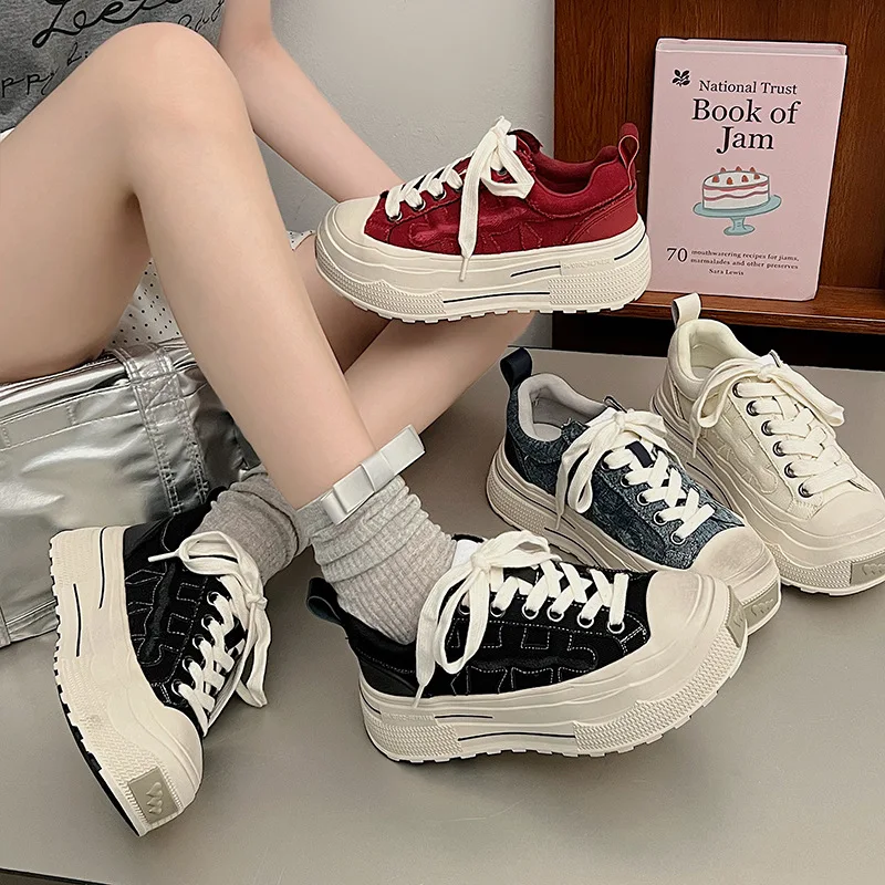 

New 2025 Breathable Lightweight Canvas Skate Shoes Street Style Couple Design Simple High Street Board Shoes for Men And Women