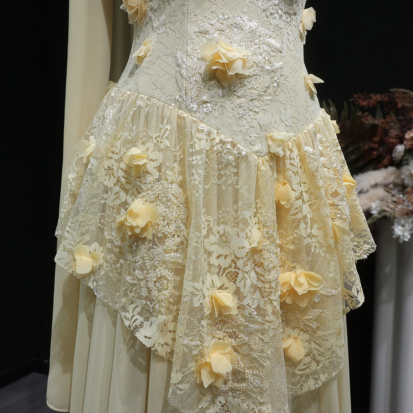 Sharon Said Luxuriöses Hellgelbes Abendkleid mit Off-Shoulder-Ausschnitt und 3D-Blumen 2026 Damen Hochzeitsfeier Ballkleider SS654 Maßanfertigung – Detail 11