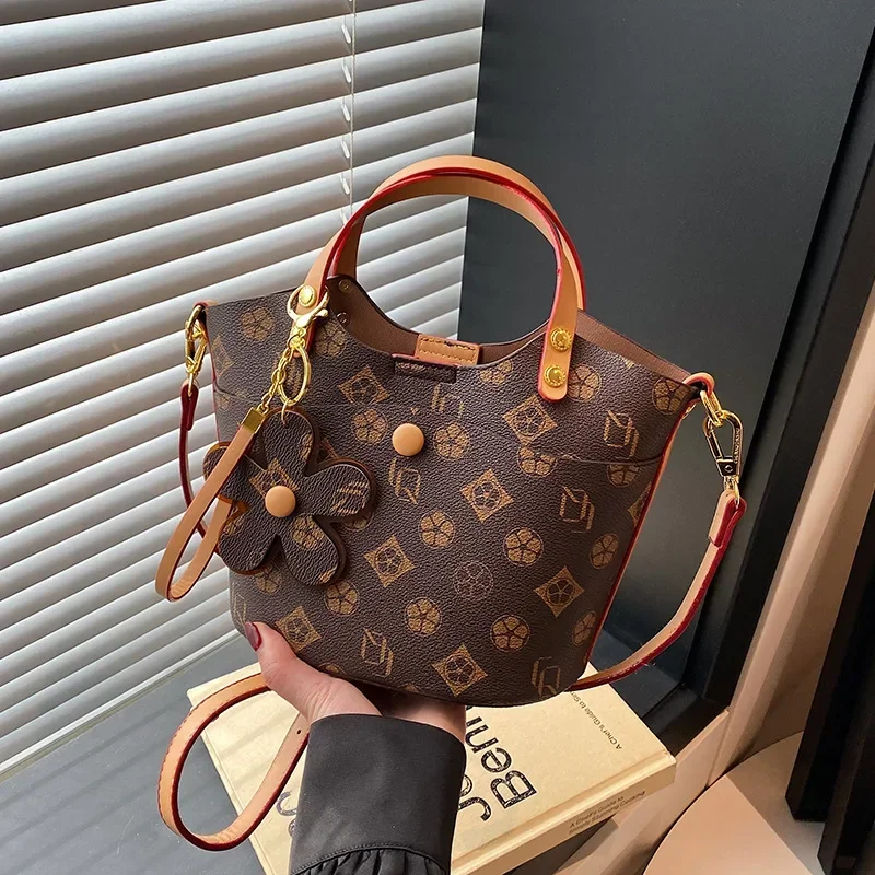 

Luxury Brand 2025 New Fashion Print Retro Hand-carried Basket Bag with A Single Shoulder Texture Crossbody Bag