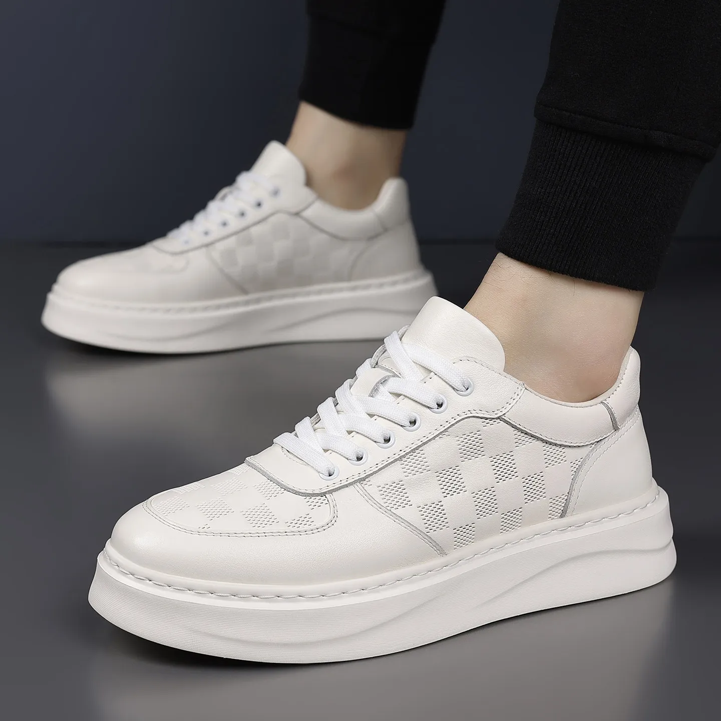 

The First Layer of Cowhide White Shoes Men's Spring 2026 New Leather Lightweight Casual Sports Shoes Trend Thick Baseplate Shoes