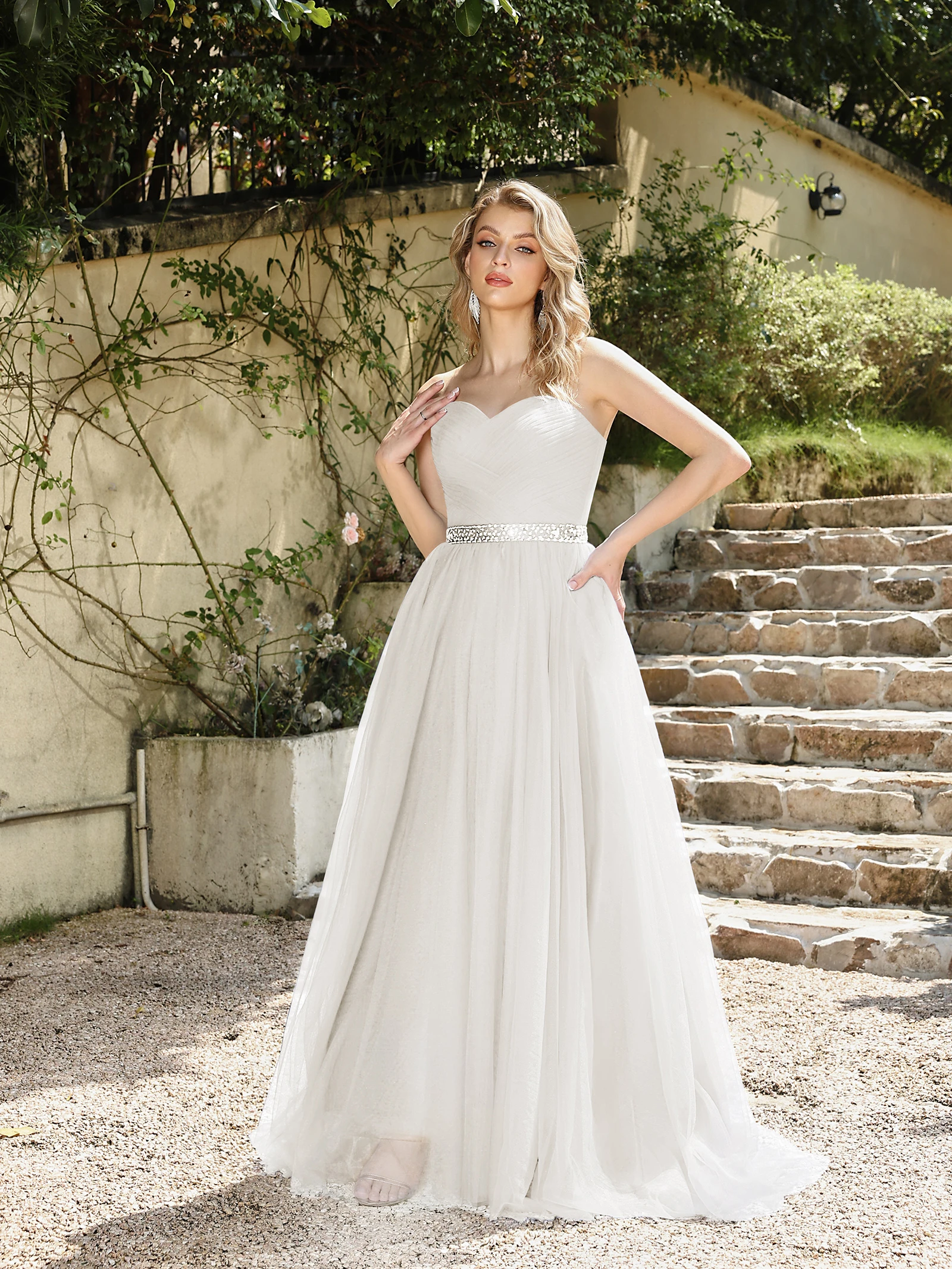Abiti da sposa sexy con top a tubo bianco Colletto a cuore Abito da sera senza schienale con lacci Abito da festa con cintura a trapezio con paillettes impero