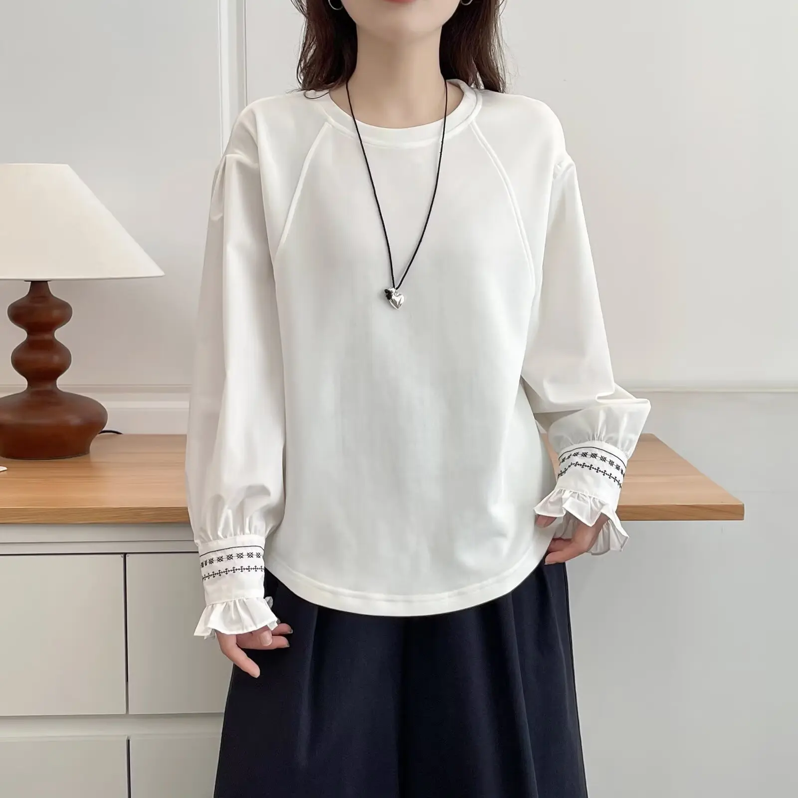 

Модная женская футболка больших размеров, осенние новые кружевные топы с вышитыми манжетами и длинными рукавами 2582