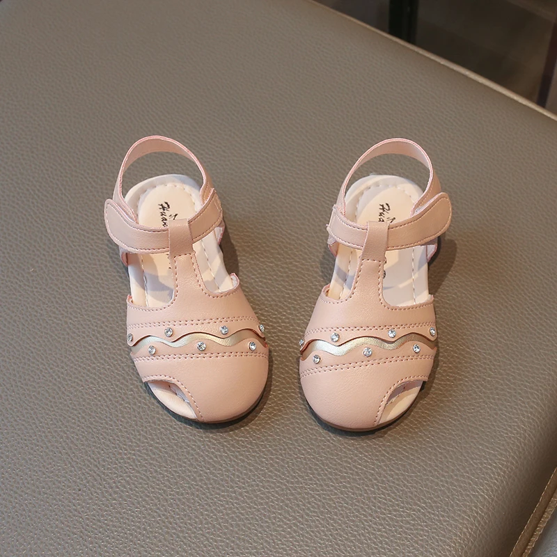 Toddler Girls T-Strap Leather Sandals with Rhinestone 2026 New Summer Kids Toes Capped Beach Shoes Non-slip Trendy Party Wedding