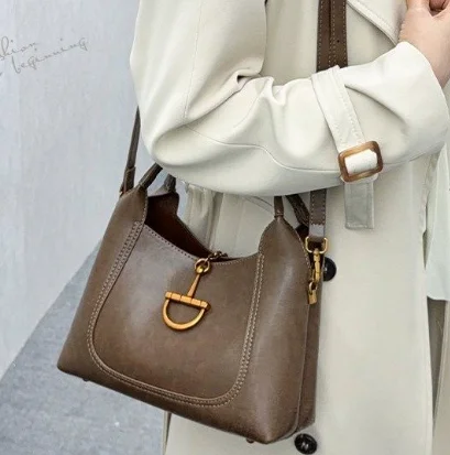 กระเป๋าผู้หญิงที่มีความจุขนาดใหญ่และมีสไตล์, กระเป๋าสะพายแนวทแยงแบบเรโทรที่เรียบง่าย, กระเป๋าถืออเนกประสงค์ที่ทันสมัยและประณีต