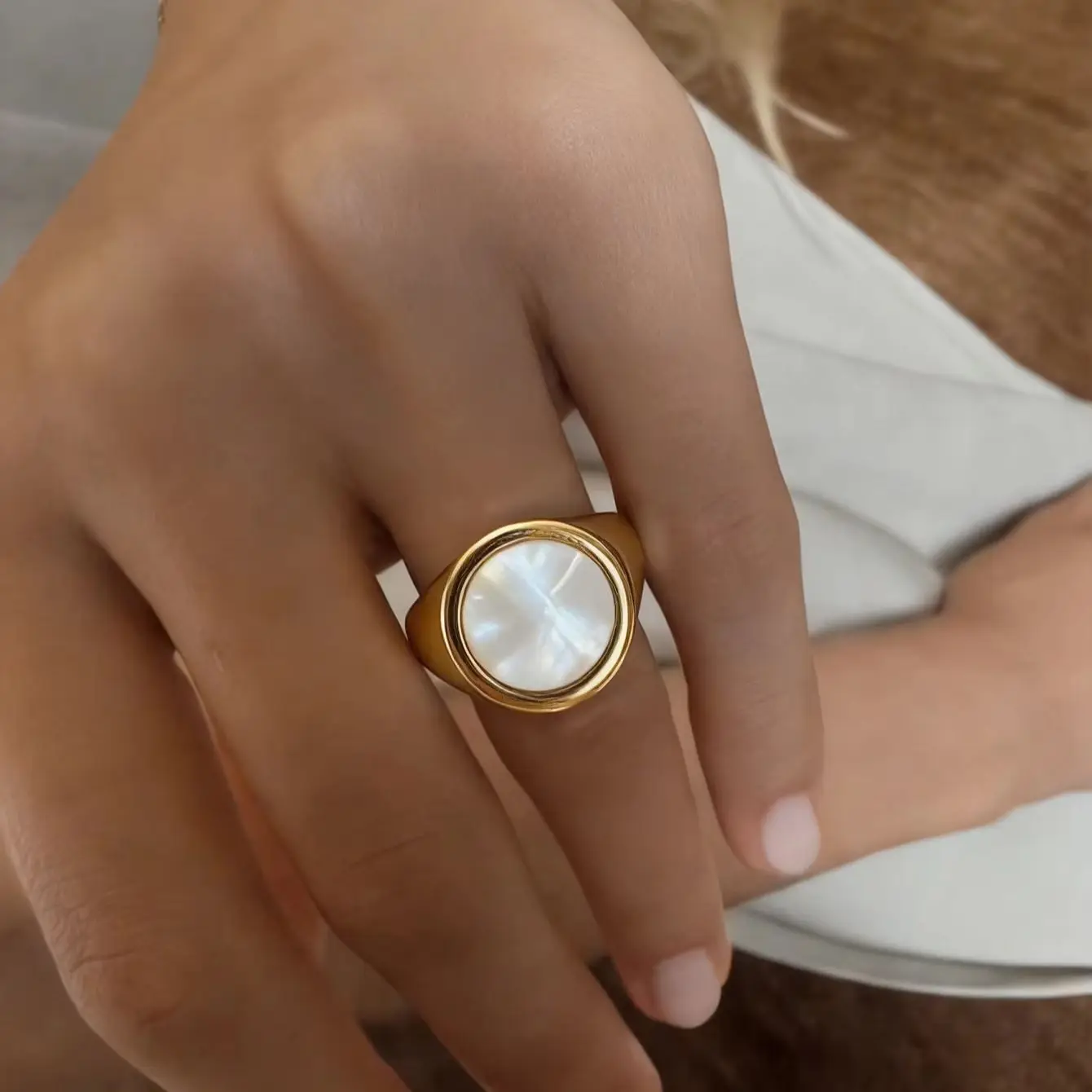 Bague signet épaisse en acier inoxydable plaqué or 18 carats avec nacre blanche, résistante au ternissement, pour femme, idéale pour le quotidien, le bureau ou comme cadeau