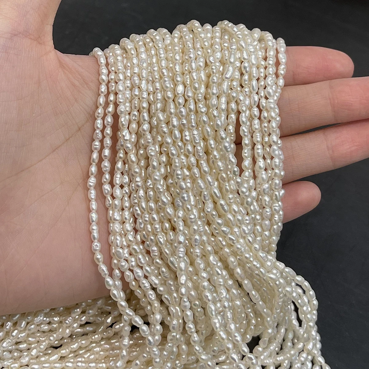 Ein 2-3mm großer Strang aus natürlichen Süßwasser-Reisperlen, 36cm, weiße barocke lose Perlen für DIY-Schmuckherstellung, Zubehör für Halsketten und Armbänder. – Detail 8