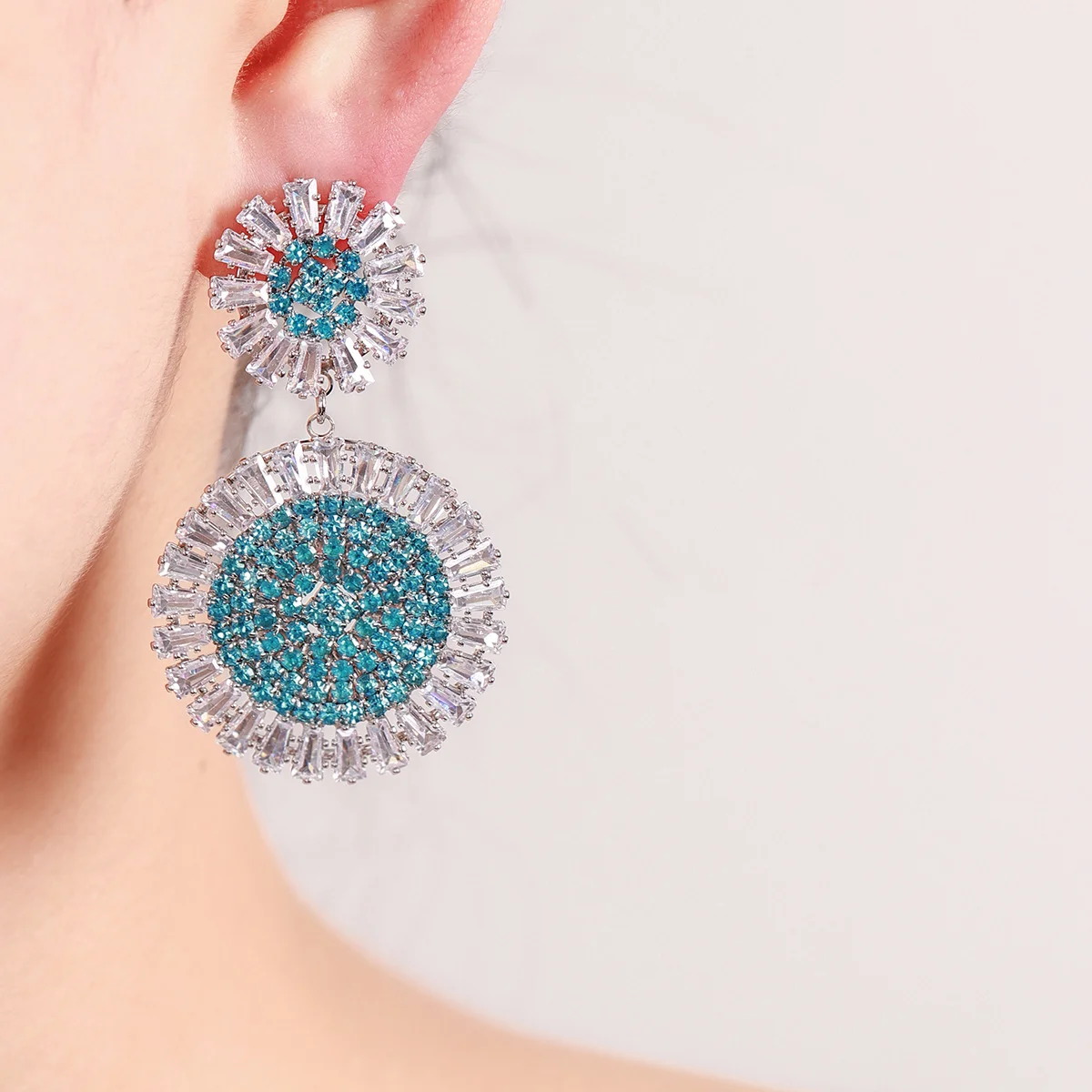 

Двухслойные серьги-подвески в форме подсолнуха золотистого/серебристого цвета с желтыми/синими и прозрачными сверкающими стразами