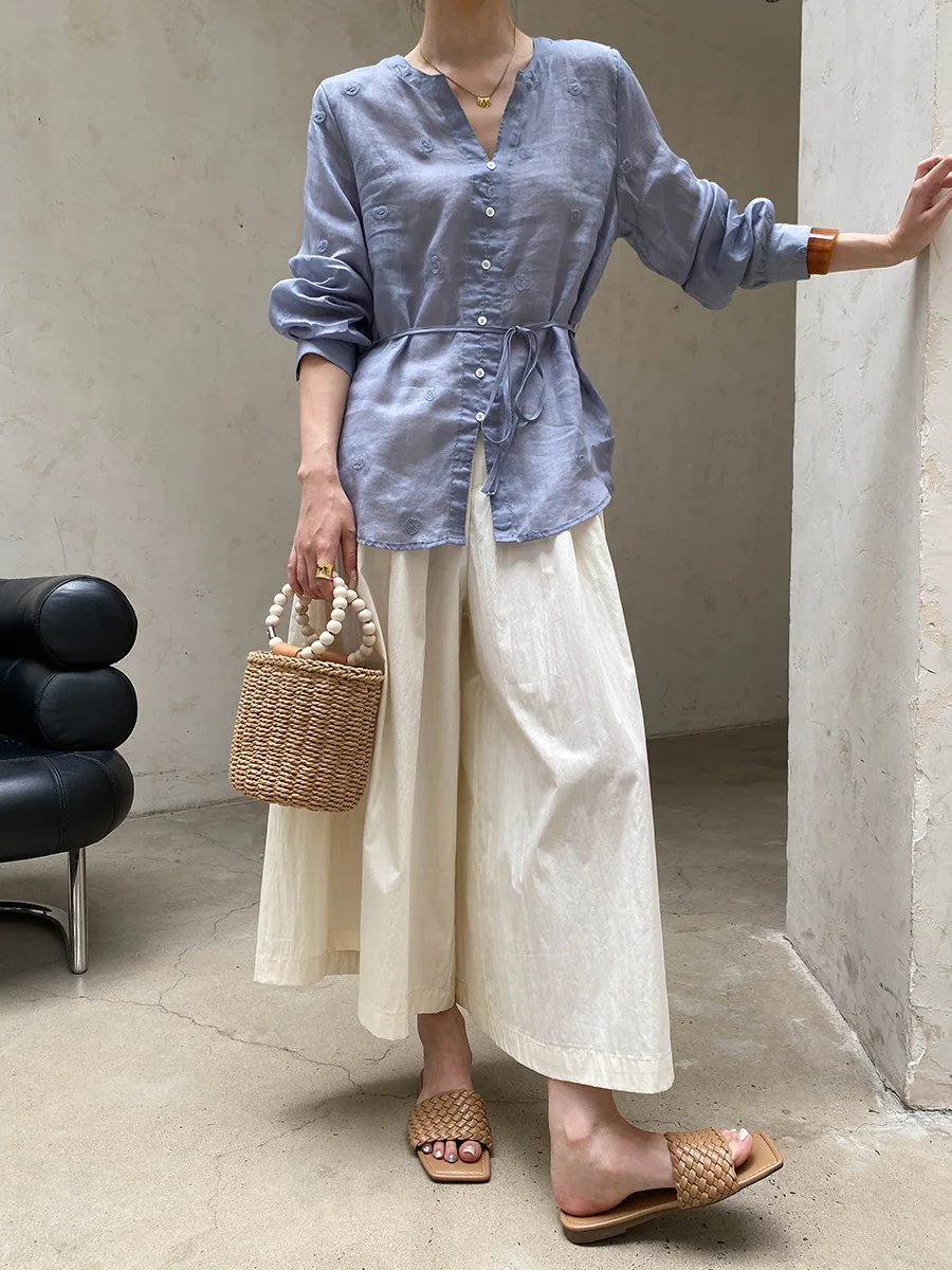 Sommerliches Damen-Shirt in unifarbenem V-Ausschnitt, locker geschnitten, mit Stickerei, für einen eleganten Look. – Detail 7
