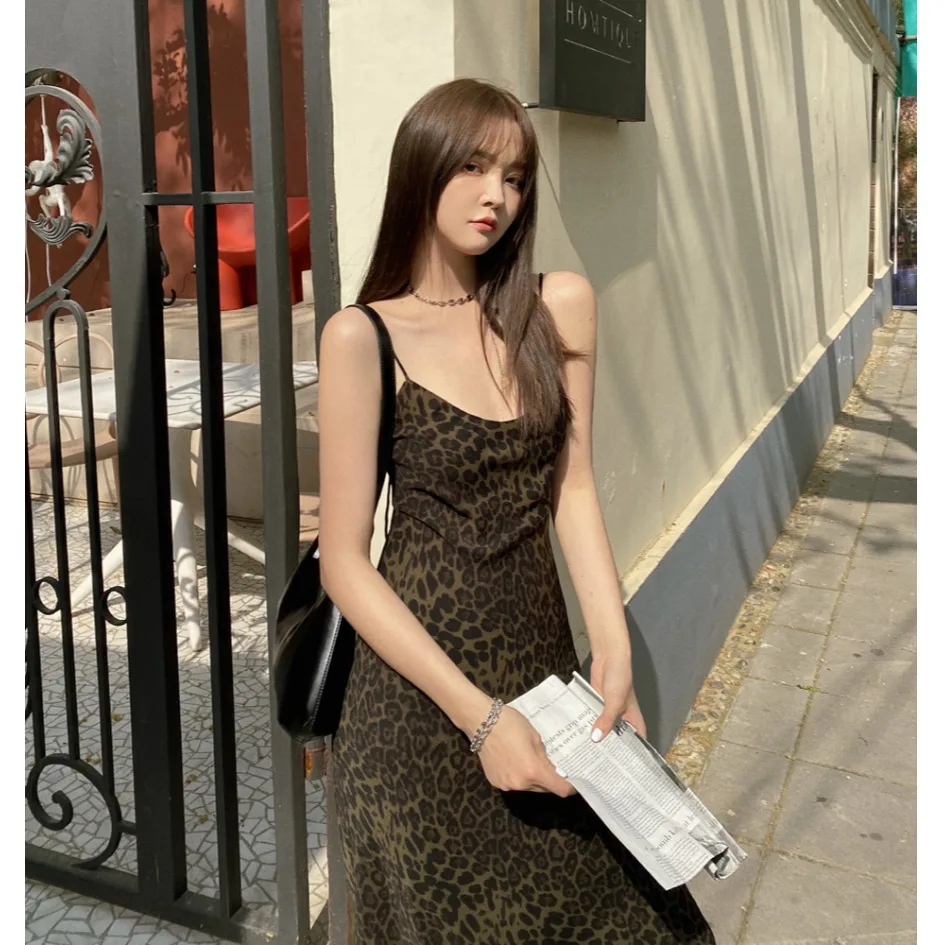 Primavera verão 2025 v-ne sexy leopardo impressão strapl feminino dr oulder bared fino ajuste midi comprimento camada base dr
