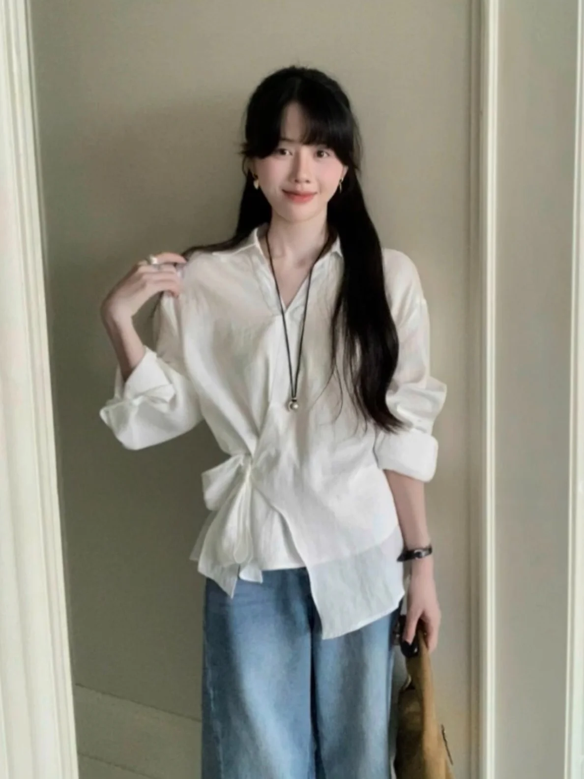 

Французская женская блузка с длинным рукавом, белая, на раннюю весну, новый дизайн, с асимметричным воротником-стойкой, с завышенной талией, элегантный топ