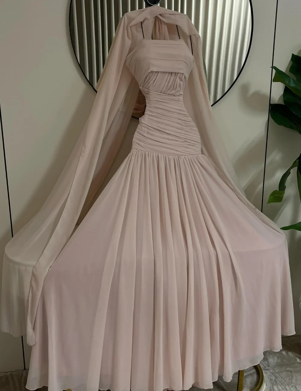 Sukienki na zamówienie: plisowane, szyfonowe, w stylu pastorałnym, o kroju litery A, bez ramiączek, długie, na specjalne okazje, na powrót do domu, klasyczne, wysokiej jakości.