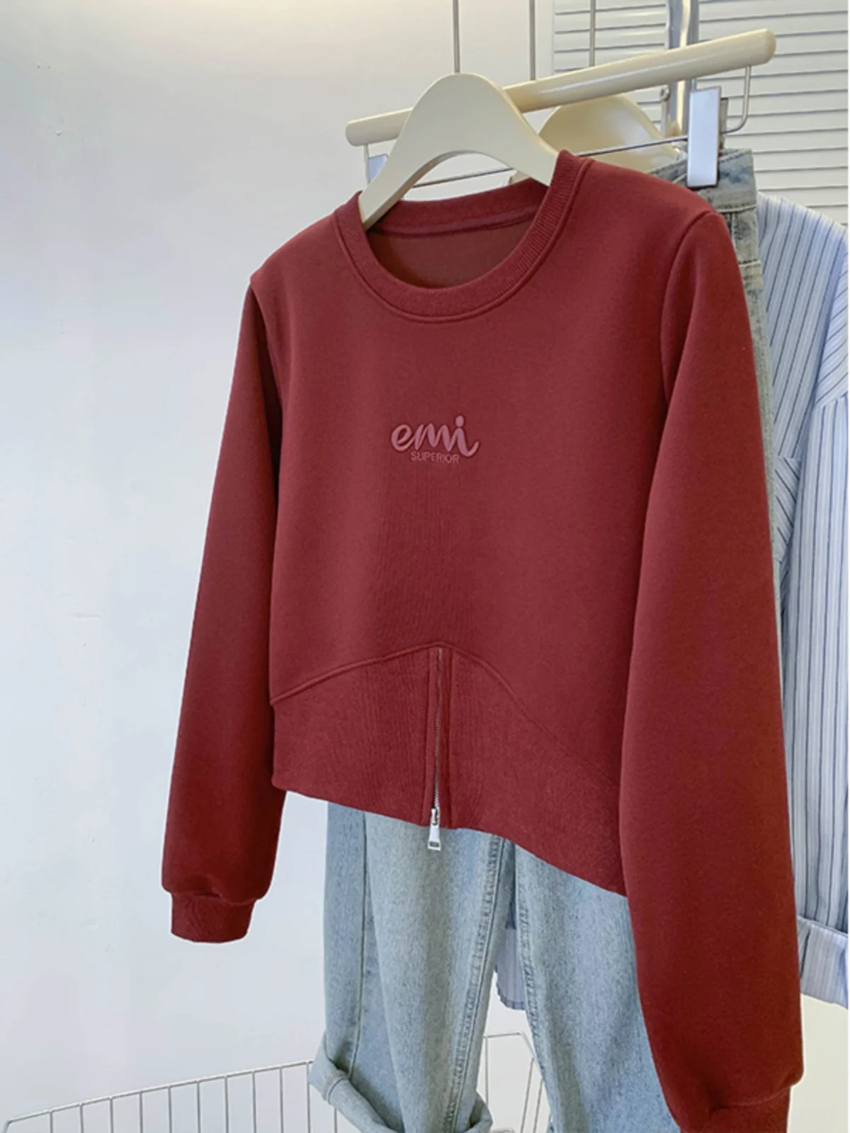 Felpa Rossa Rotonda con Cappuccio da Donna, Top Alla Moda con Zip Snellente, Novità Autunno Inverno, Comoda in Poliestere a Maniche Lunghe...