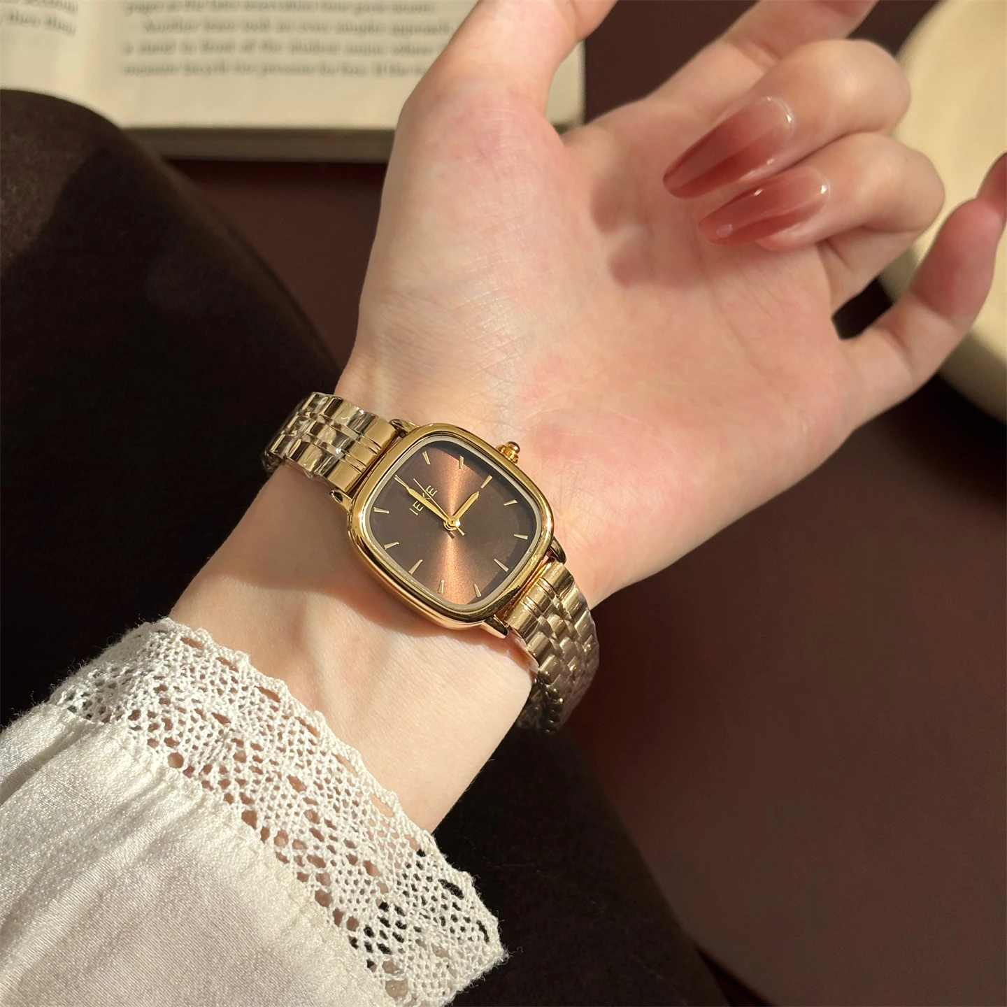 

Niche design sense antique watch women's high value simple exquisite small square fashion steel belt quartz watch