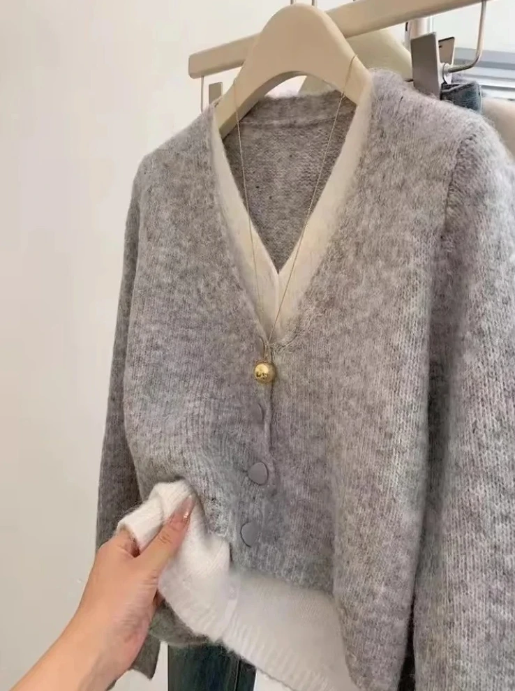 เสื้อถักแขนยาวผู้หญิง ดีไซน์สองชิ้นปลอม คอวี เสื้อคาร์ดิแกนถักไหมพรม เสื้อผู้หญิงสไตล์ลำลองสำหรับฤดูใบไม้ร่วง