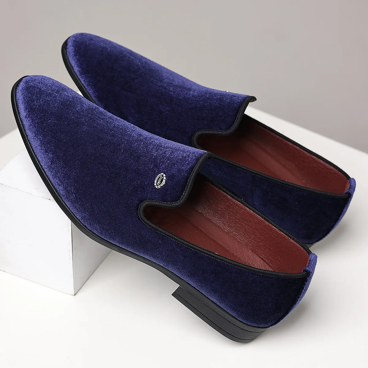 

Модные мужские кожаные модельные туфли, уличные крутые кожаные повседневные туфли с острым носком, лоферы без шнуровки