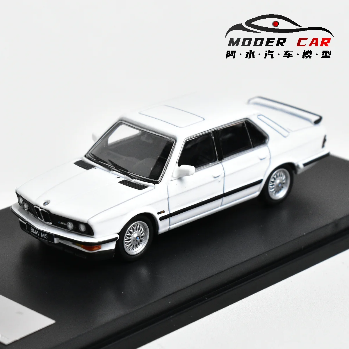 KING MODEL 1:64 M5 E28 Four doors Sedan2 generation Diecast Model Car