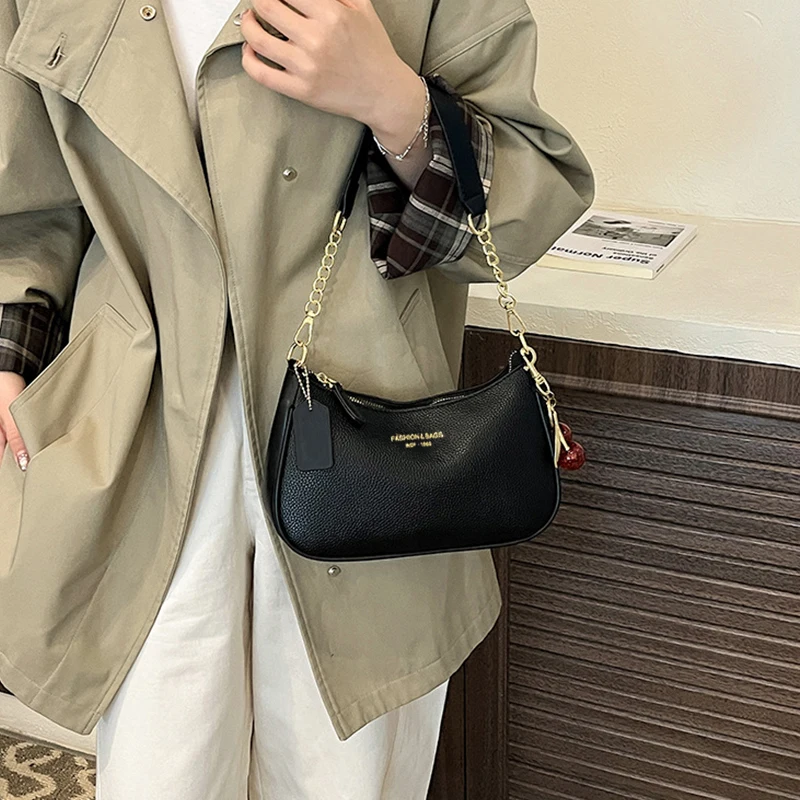 Schwarze Damen-Umhängetasche aus Kunstleder mit Kirsch-Anhänger, Casual-Stil für Arbeit, Reisen und den täglichen Gebrauch, Unterarmtasche, Handtasche – Detail 10