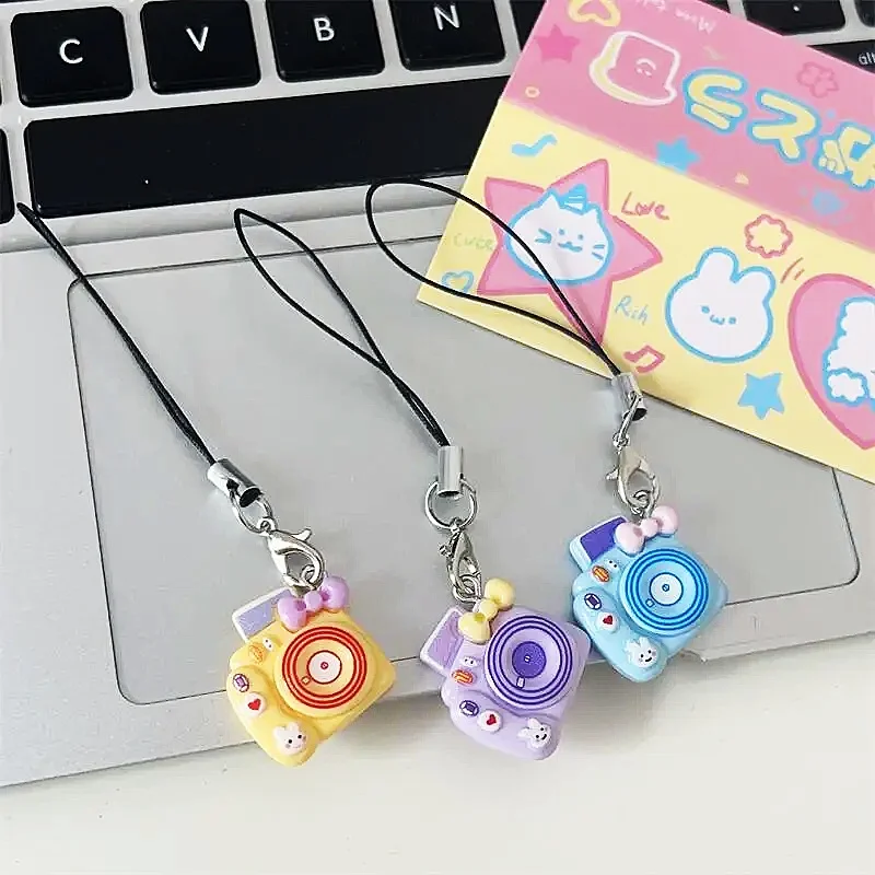 Portachiavi con cordino per fotocamera per cartoni animati per donna Decorazione della custodia del telefono Mini carino portachiavi in resina per ragazza amico regalo bambola accessori fai da te