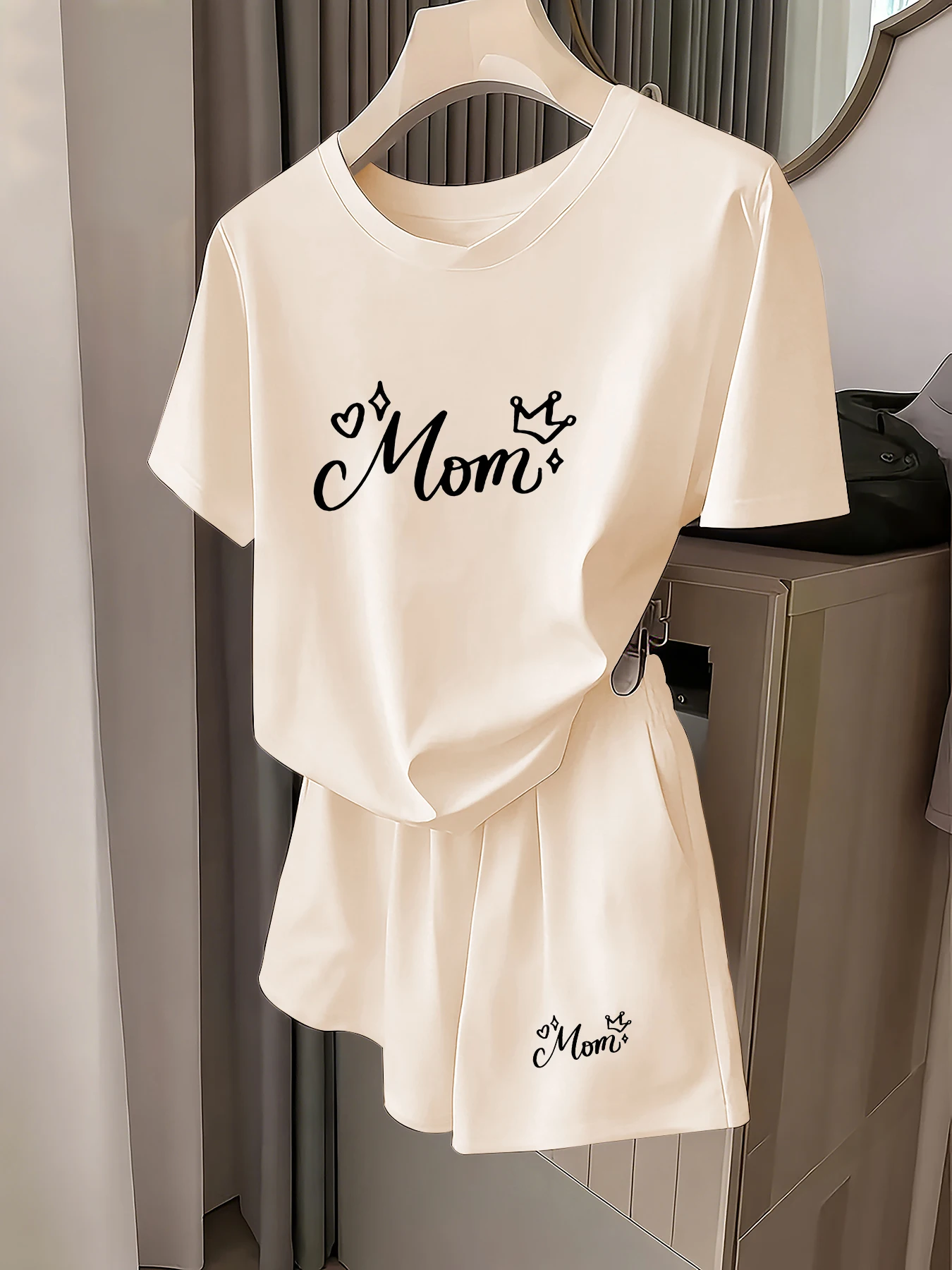 

Spring and Summer Mom Crown Heart Print T-Shirt and Shorts Set, Casual Two-Piece Set for Moms