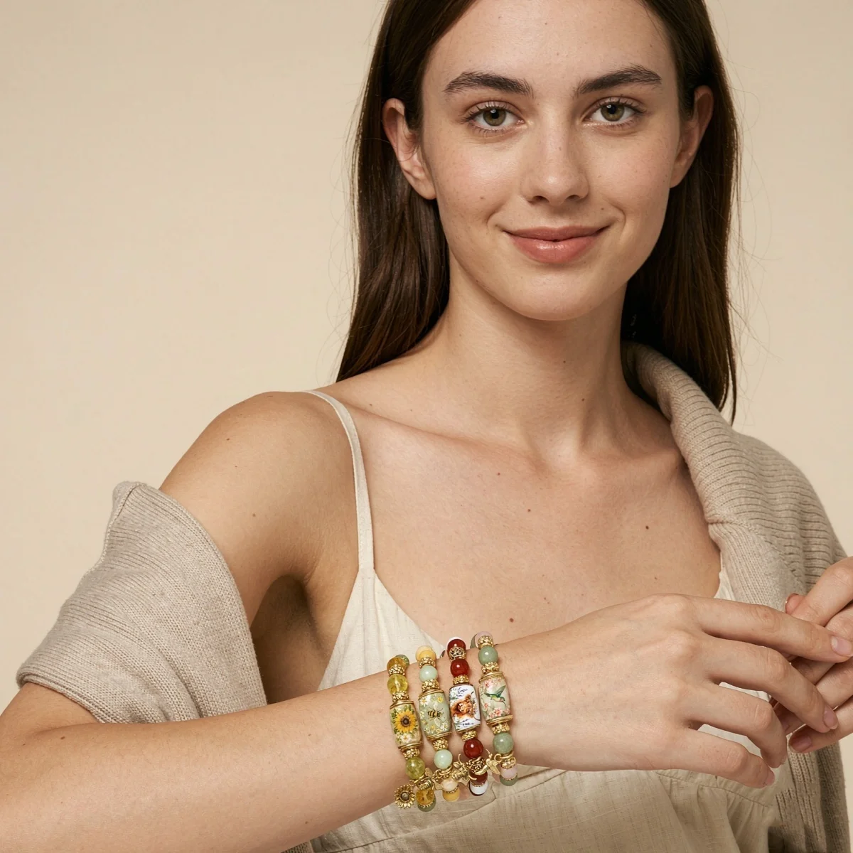 Zarte Armbänder im Frühlingsgarten-Stil mit Glasperlen für Damen und Herren, mit Charm-Anhängern wie Kolibri, Sonnenblume, Biene und Ochsenkopf, Heilschmuck. – Detail 4