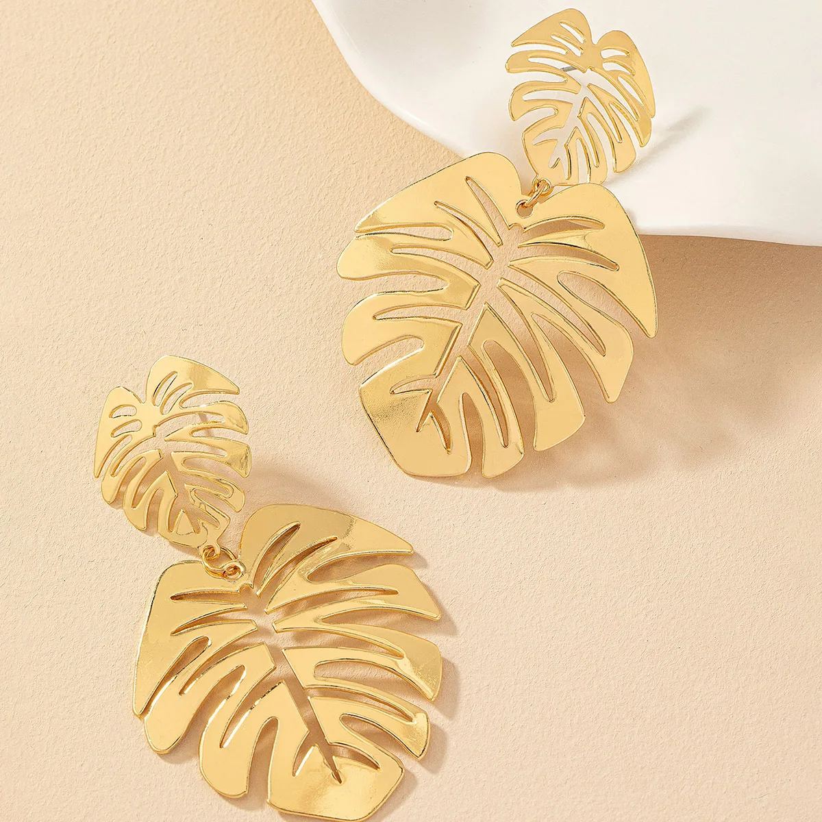 Personalized And Trendy Metal Double Leaf Large Earrings Popular On The Internet The Same Trendy Earrings And Accessories