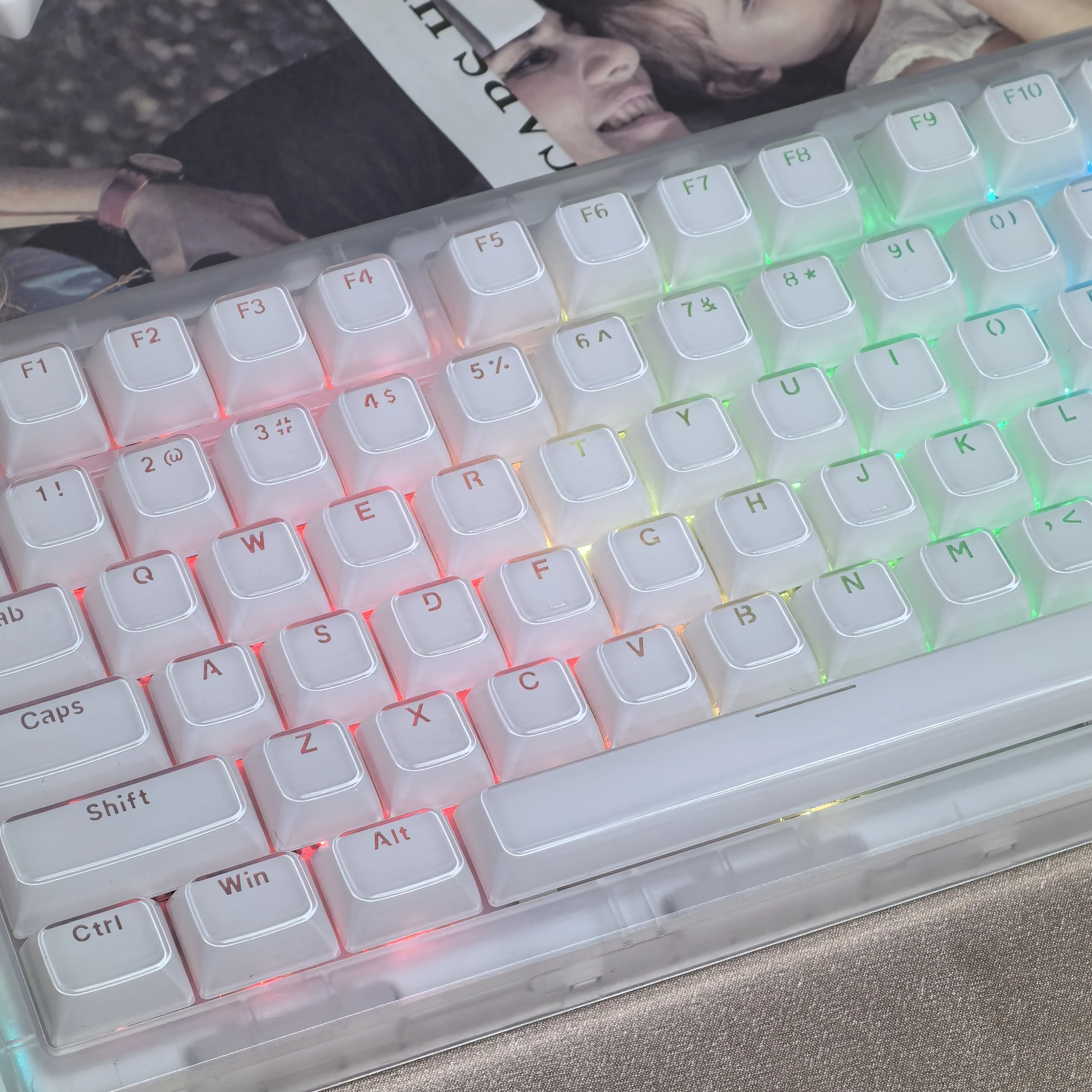 قبعات مفاتيح شفافة مستديرة من الجيلي OEM للوحة المفاتيح الميكانيكية Cherry MX أغطية مفاتيح بإضاءة خلفية من الكريستال الجليدي مع شريط مسافة ISO