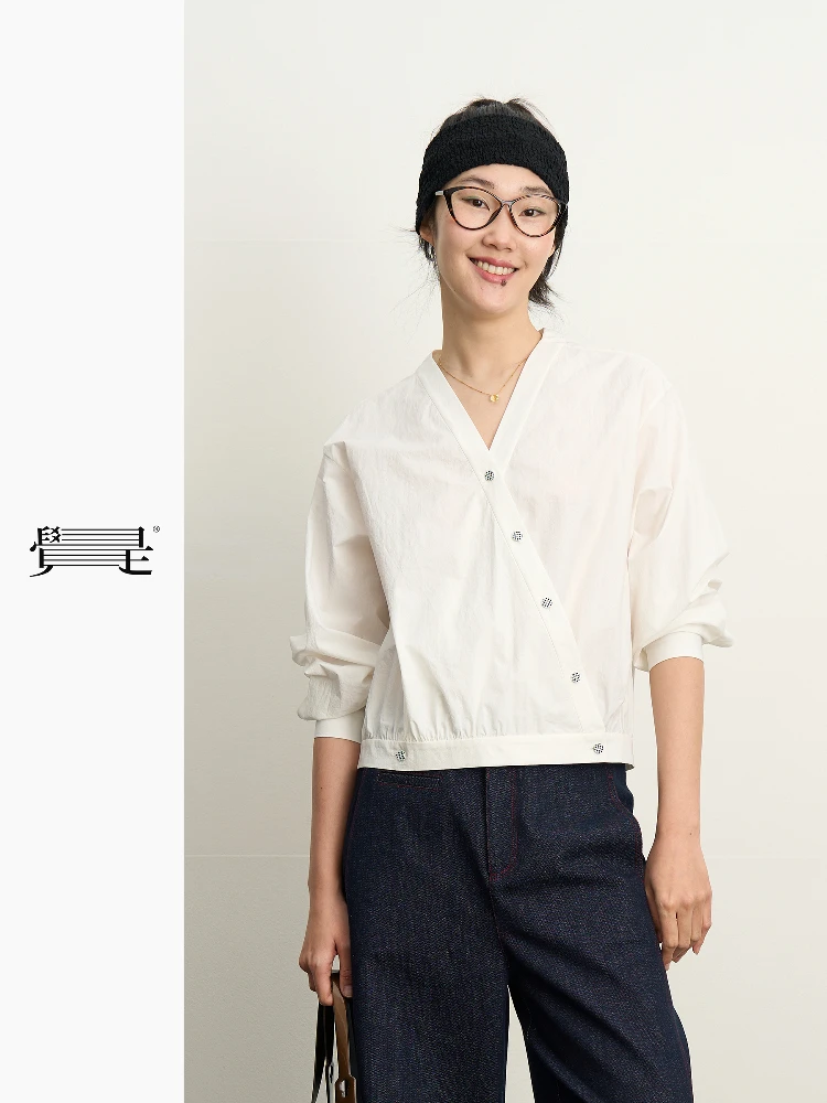 

Original Design V-Ne irt Textured Overlap Button Plaet Loose Fit Long Sve White irt Women's Faion Summer Collection