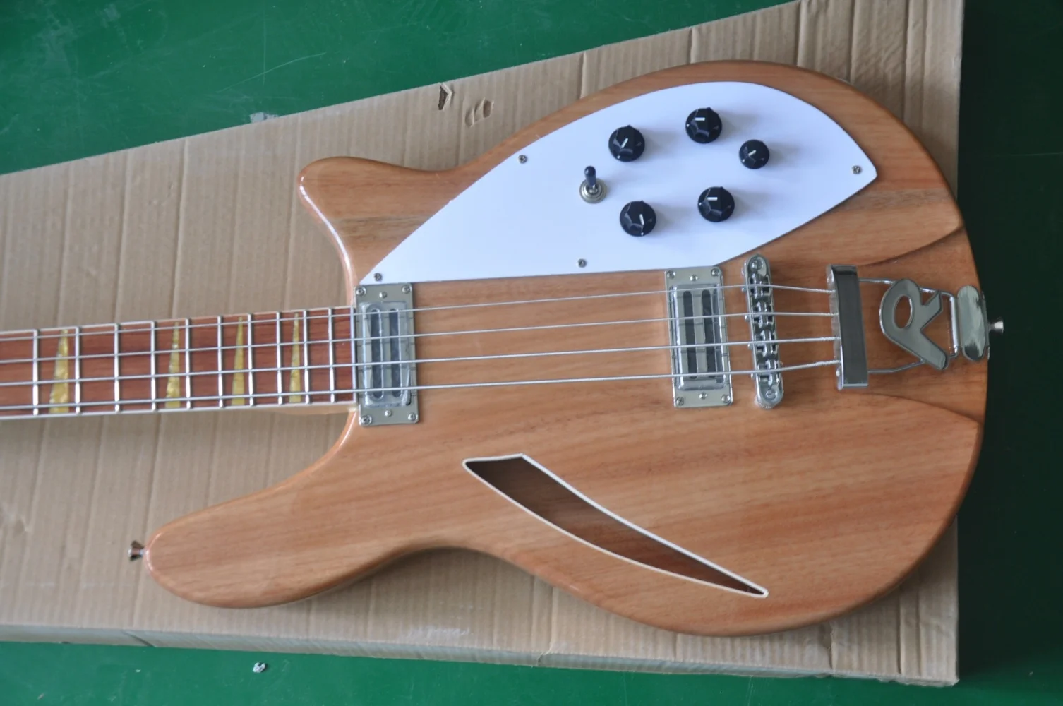 

Заводская 4-струнная электрогитара доступна на складе в натуральном цвете дерева.