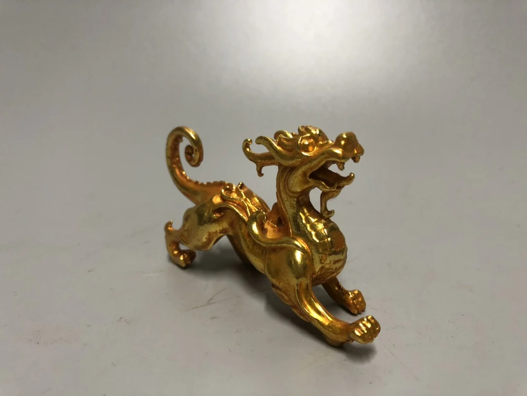 Home Decorations with Gilded Auspicious Beasts are Finely Crafted and Exquisitely Shaped Suitable for Decoration and Collection