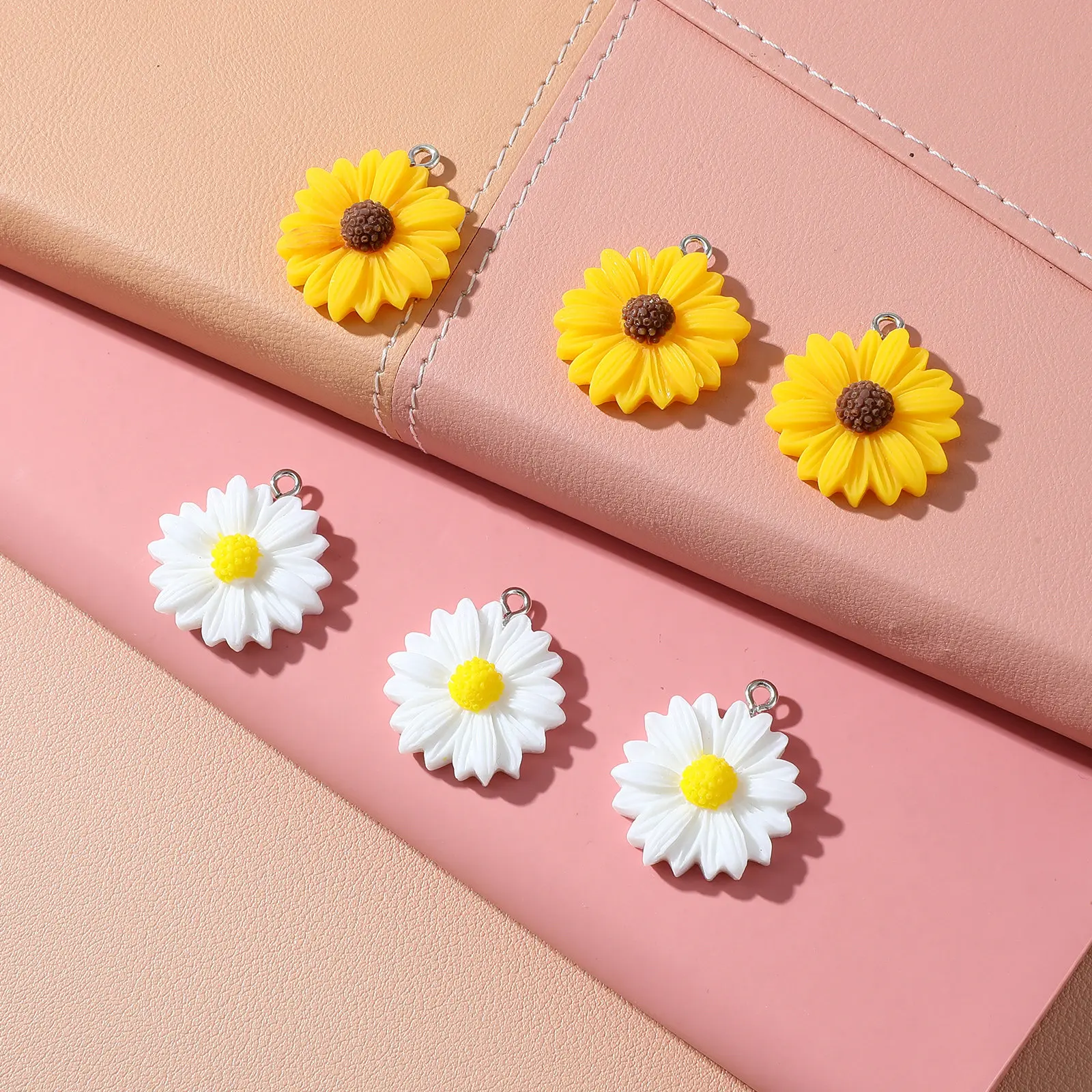 

20Pcs Daisy Charm Pendants Resin Small Handmade Adorable Bracelet Ornaments Necklace Decorations for DIY Crafts Jewelry