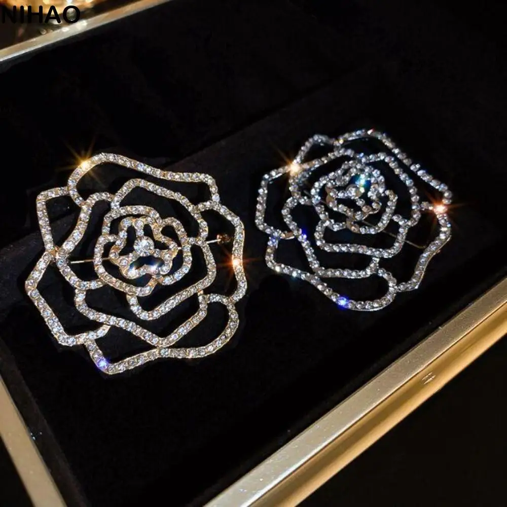 

Full Rhinestone Hollow Camellia Brooch Badge Korean Style Suit Collar Pin Alloy Jewelry Accessories Rhinestone Brooch Decoration