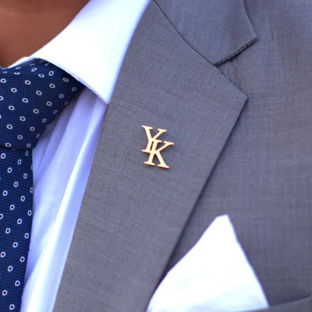 Брошь с инициалами на заказ для мужского костюма, повседневный свитер, пальто, персонализированные булавки с буквами, значок, именная табличка, брошь, ювелирные изделия