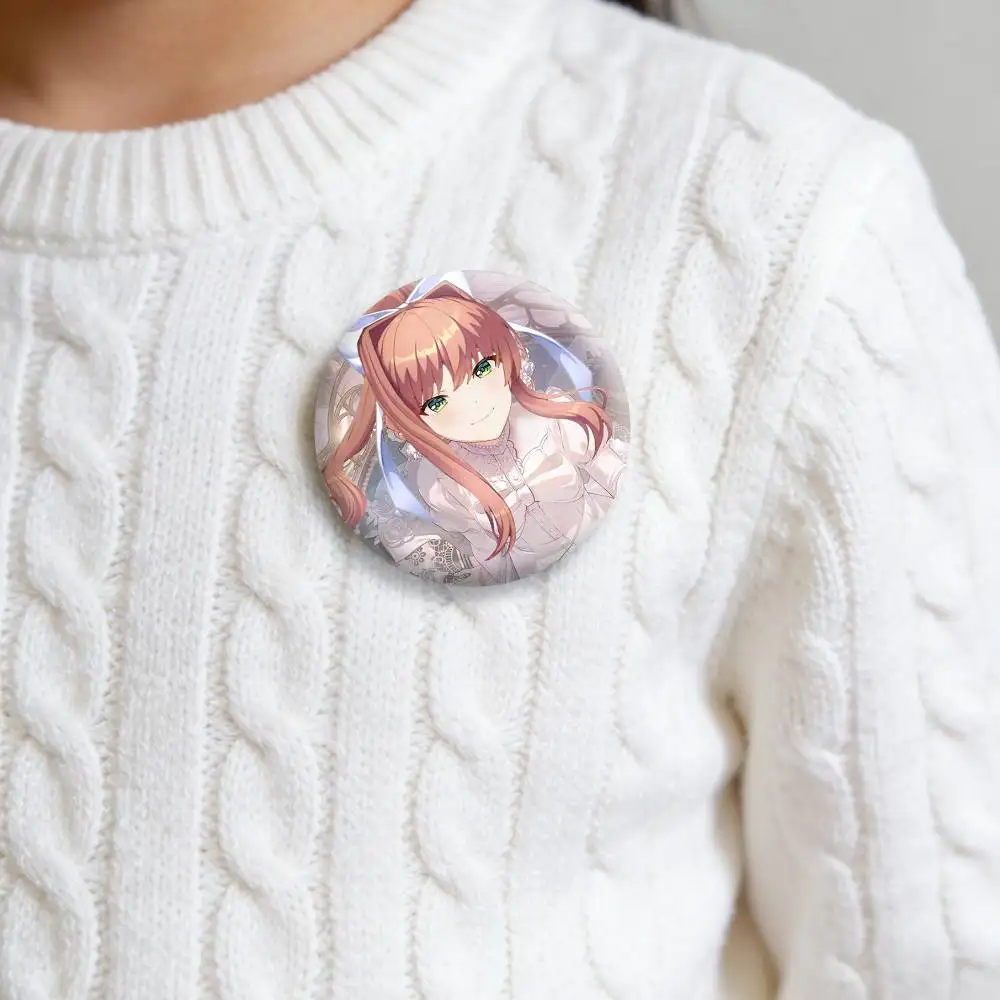 Broches de la serie DDLC Girl, con la imagen de M-Monika, insignias de dibujos animados, alfileres, accesorios para mochilas y sombreros, un regalo para amigas.