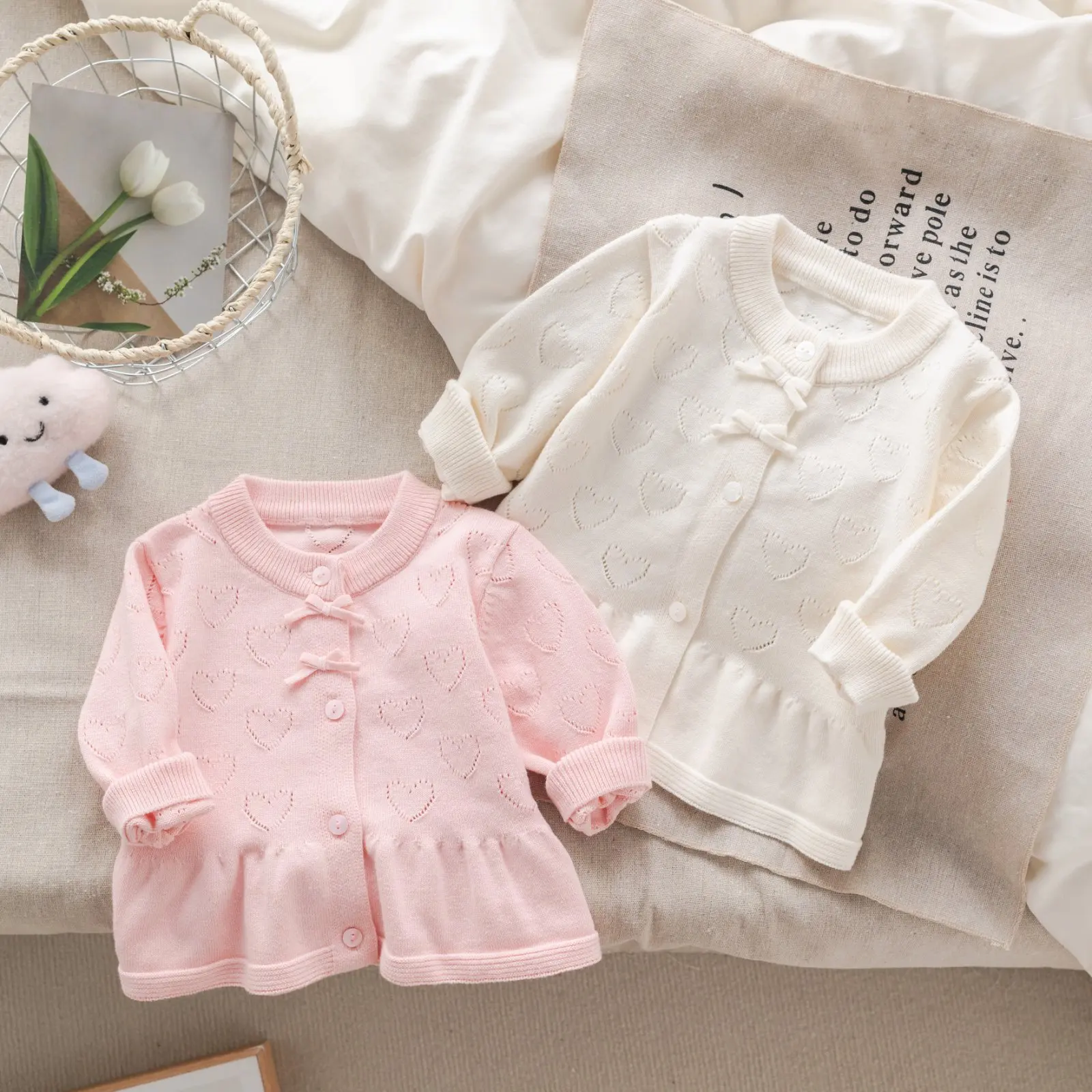 

2023 Осенняя новая детская одежда, однотонный вязаный кардиган с бантом в форме сердца для маленьких девочек, свитер с длинными рукавами для малышей, удобное пальто