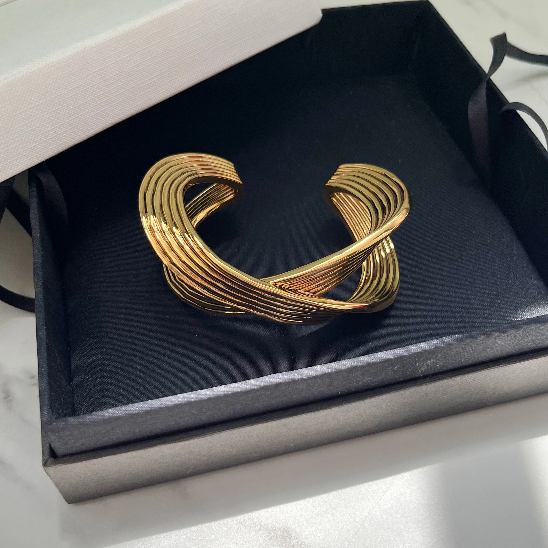 

Europe America Fashion Designer Brass Plated Gold Top Quality Charm Bracelet Woman Luxury Jewelry Accessories