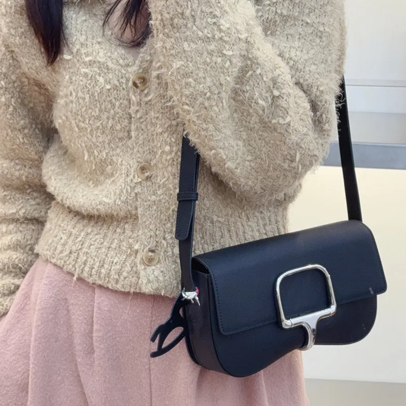 2024 Spring Summer New Vintage Tote Shoulder Bags Fashion Latch Design Simple Casual Commuter Armpit Bag Female Handbags Bolsos