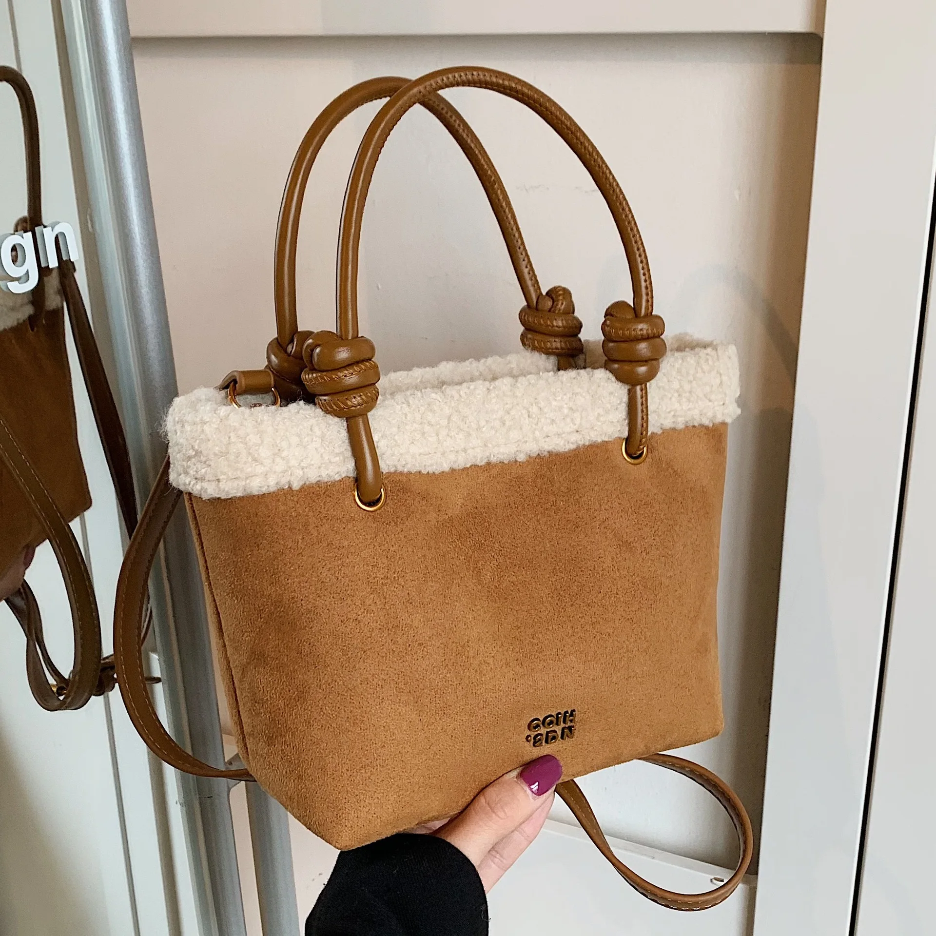 Niche Design Retro Deerskin Fleece Bucket Bag Women's 2025 Winter Super Fire Lamb Wool Shoulder Crossbody Bucket Bag