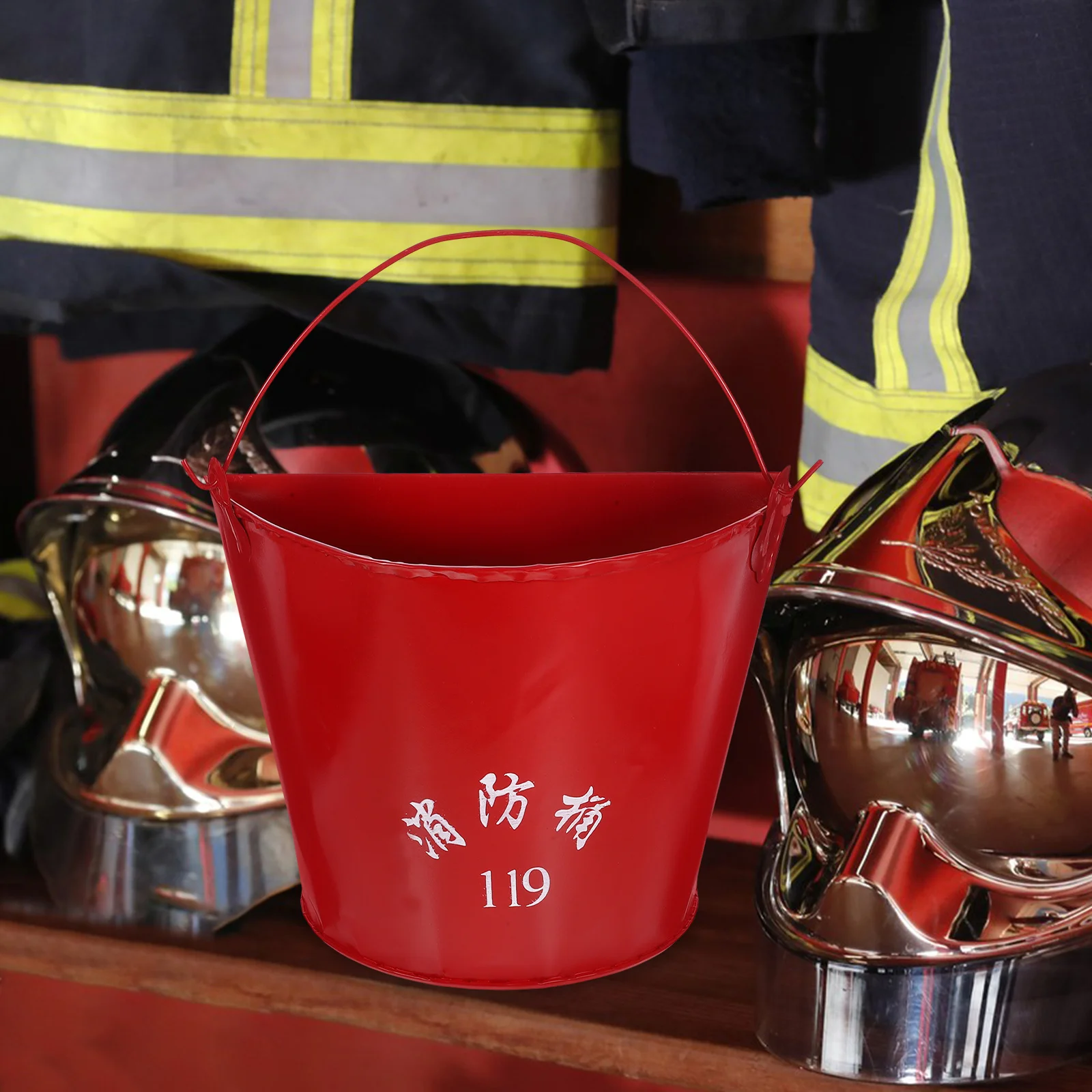 دلو رمل لحريق الطوارئ لرجال الإطفاء، تصميم شبه دائري من الحديد السميك، حاوية رمل طوارئ حمراء سهلة التنظيف