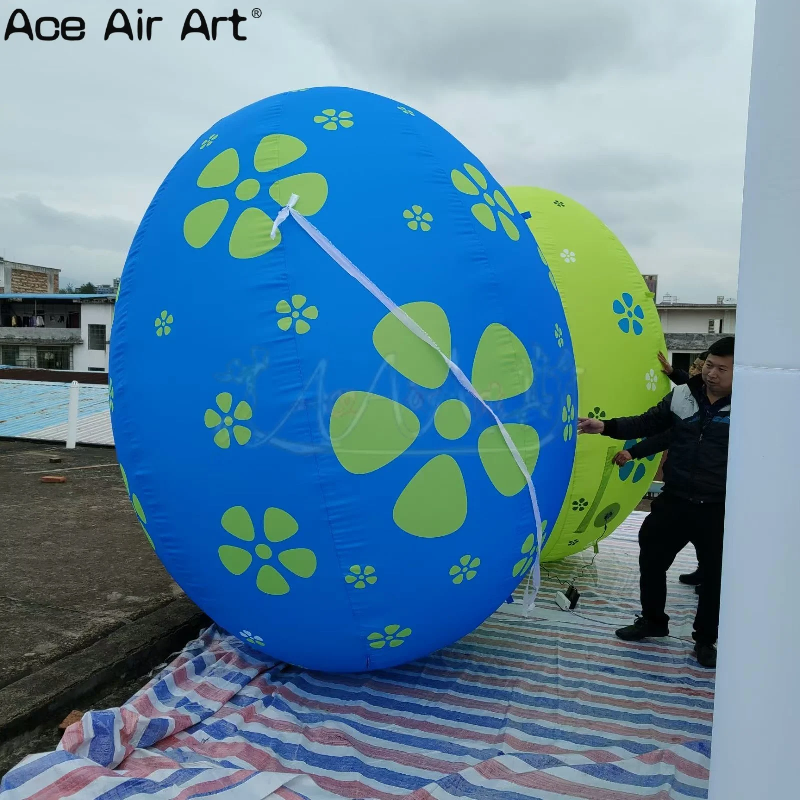 Ogromne, niebiesko-zielone, dmuchane jajka wielkanocne, kolorowe, dmuchane dekoracje świąteczne do ogrodu na przyjęcie wielkanocne i wystawę ogrodową.