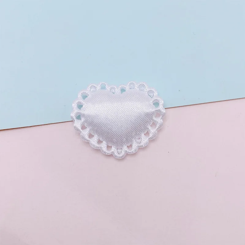 100 Stück Satin-Stoff-Herzschleifen, gepolsterte Applikationen zum Aufnähen, für Kleidung, Hüte, Haarnadeln, als Schmuckelemente und für DIY-Bastelarbeiten. – Detail 9