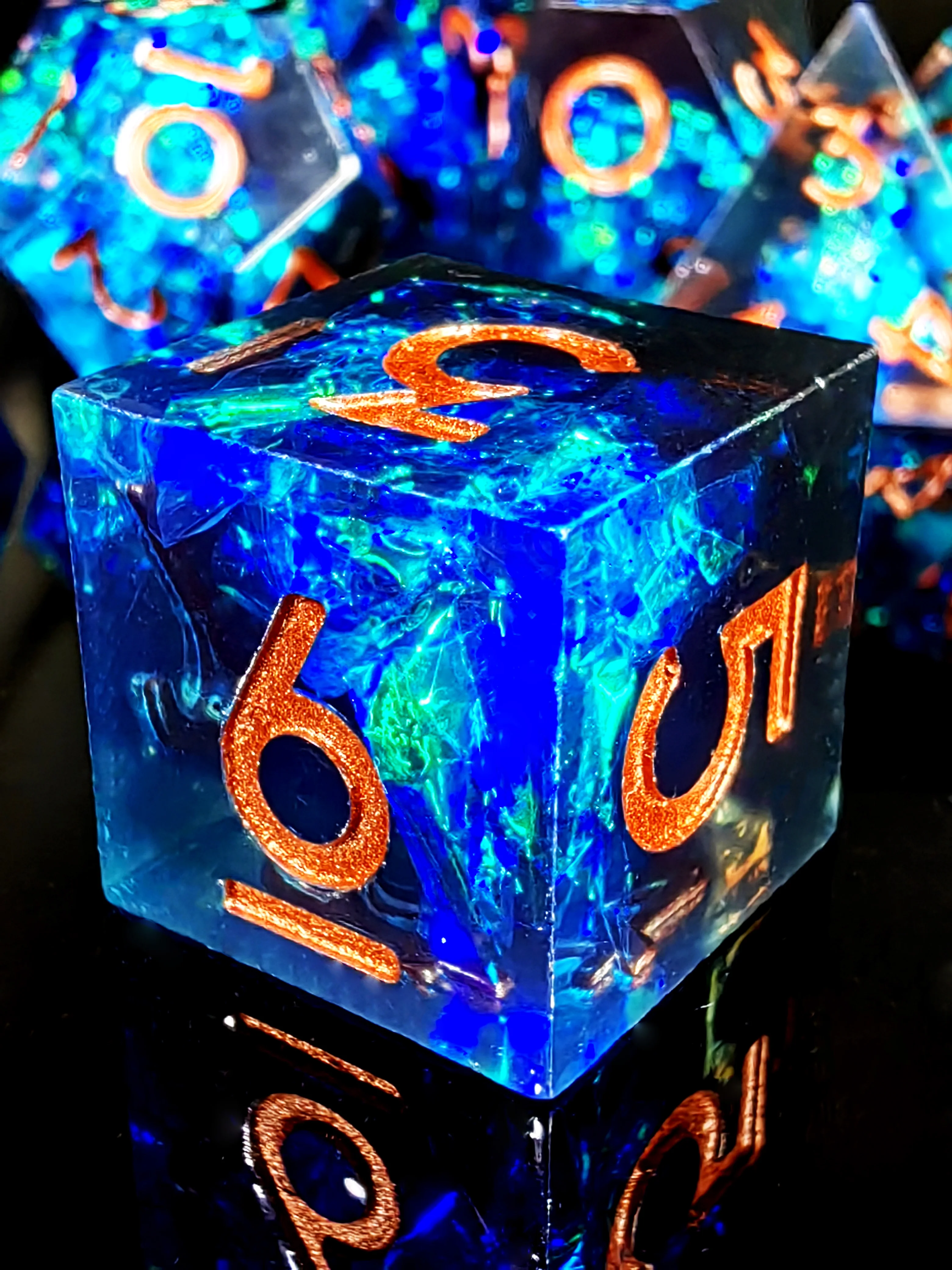 مجموعة نرد DnD - نرد راتينج ذو حافة حادة مكون من 7 قطع، أزرق مع أرقام نحاسية، مثالي لألعاب RPG والطاولة