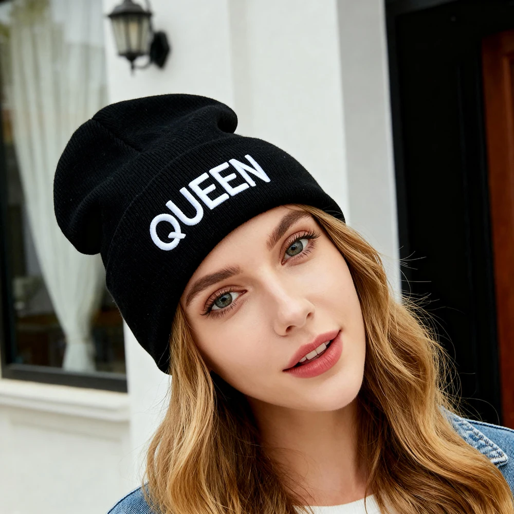 قبعتان شتوية محبوكة مطرزة ثلاثية الأبعاد بشعار KING and QUEEN، أغطية رأس ناعمة ومريحة وعصرية للنساء في الشتاء