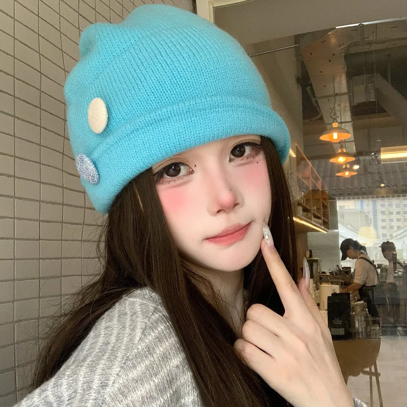 Autumn and Winter Women's Knitted Beanie Hat with Side Flaps and Double Buckle Decoration, Soft and Skin-Friendly, Cold-Proof and Warm, Suitable for Outdoor Skiing and Travel, Versatile Pullover Hat in Multiple Colors