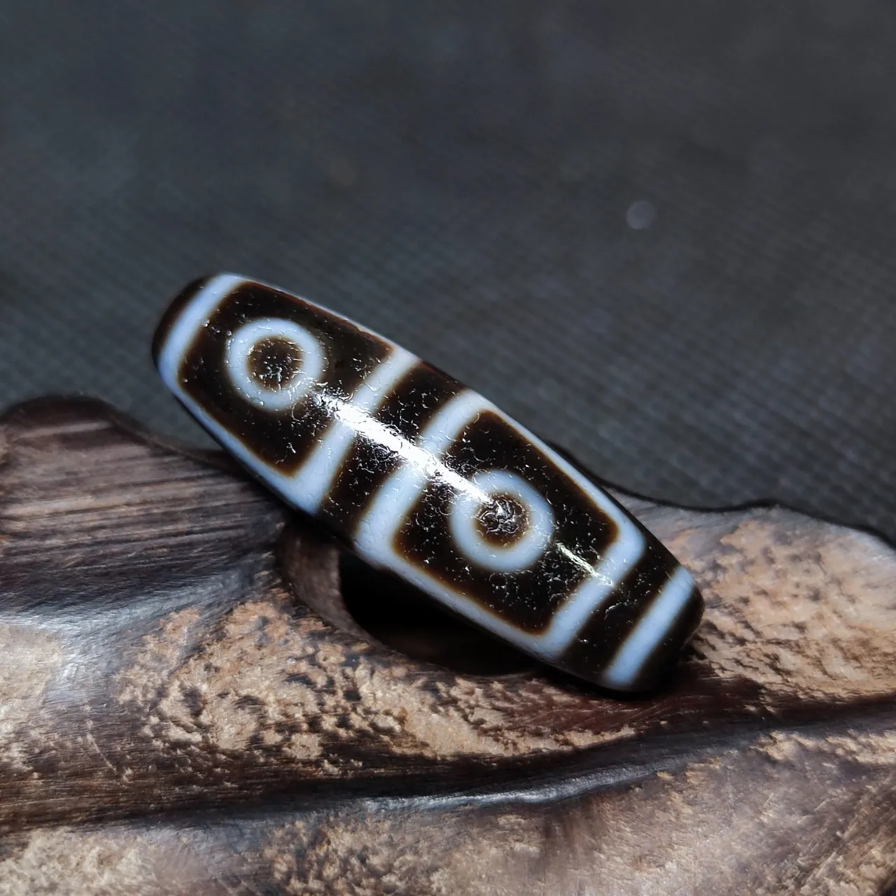 

Tibetan Black/White 4 Eyes Totem Fully Weathered Oily Epidermis Old Agate Dzi Beads Men&/Women Amulet Jewelry DIY Free Shipping