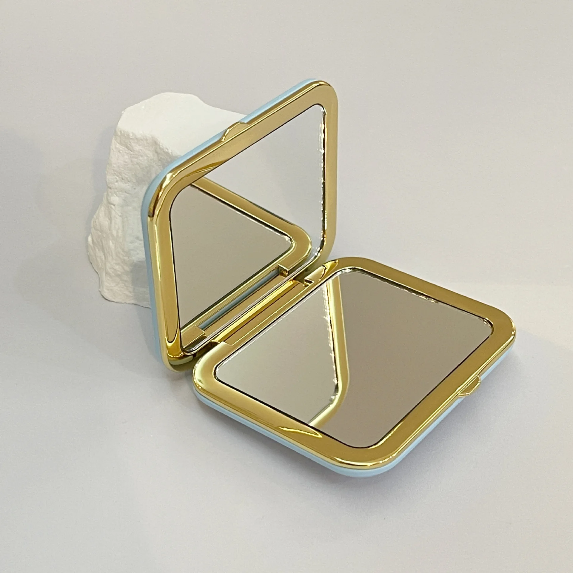 Dwustronne lusterko ręczne, mini przenośne minimalistyczne lusterko składane, lusterko do makijażu na biurko do wyjścia, niełatwe do uszkodzenia.