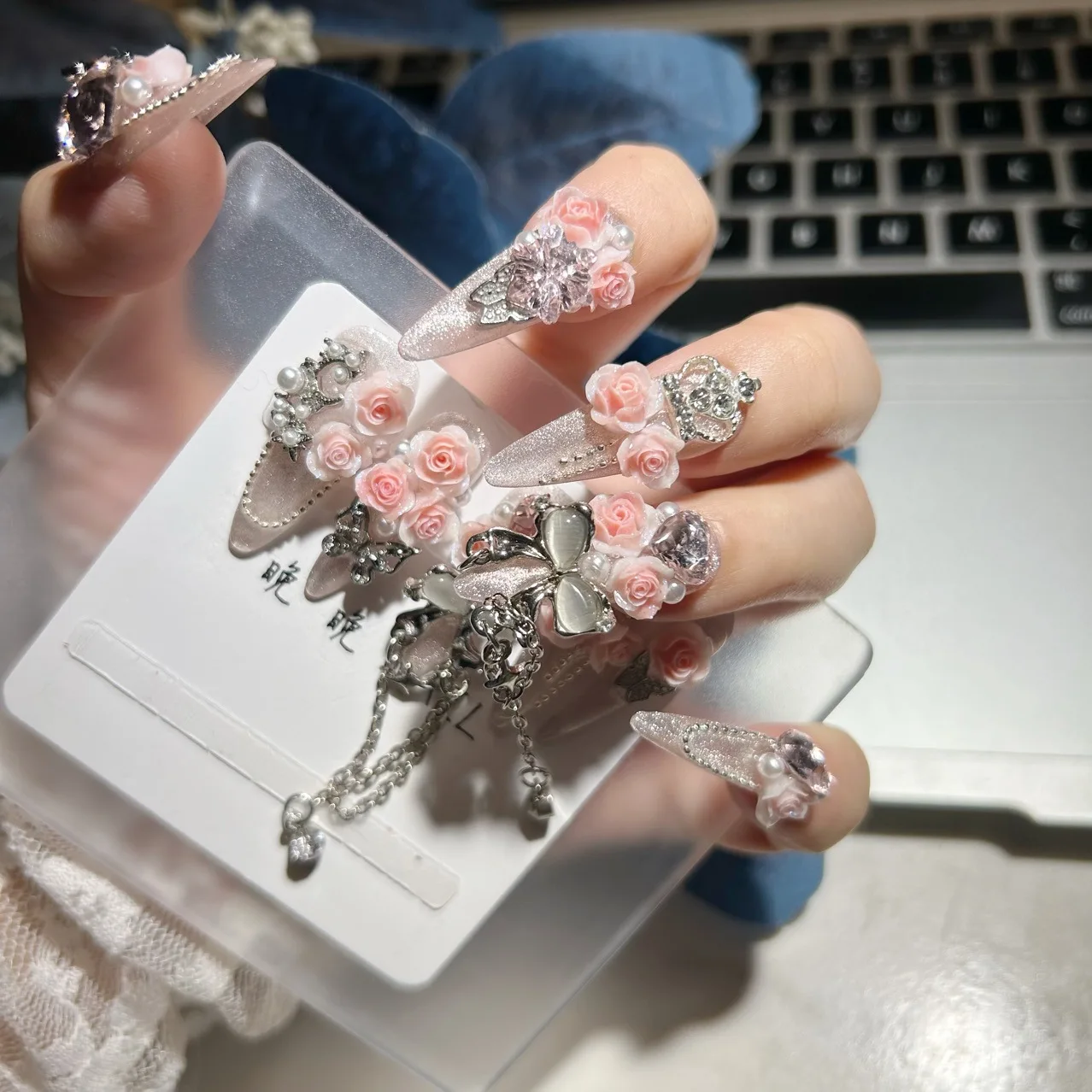 

Элегантные 3D-розовые ногти со стразами, жемчугом и цепочками, романтический стиль ручной работы для свадеб, вечеринок и ежедневных глазурь