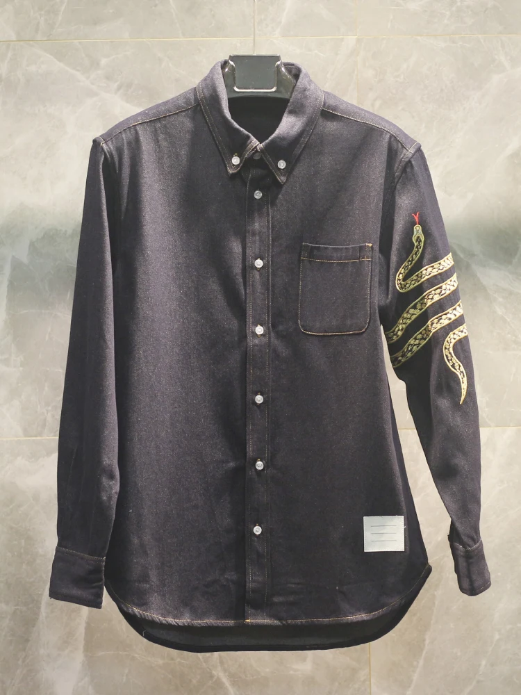 

Джинсовая куртка с вышивкой золотой змеей, весна-осень, новая модель, свободный крой, длинный рукав, на пуговицах, повседневная верхняя одежда